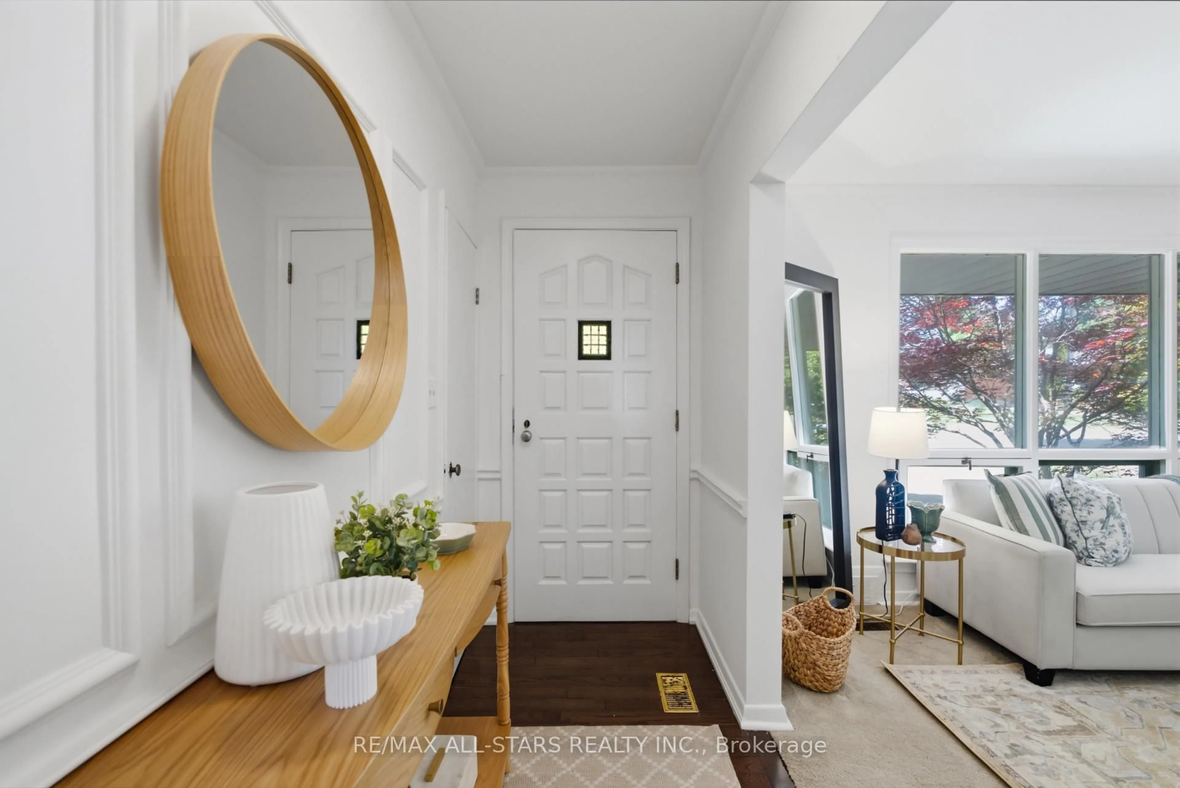 Indoor entryway for 382 Rupert Ave, Whitchurch-Stouffville Ontario L4A 1T2