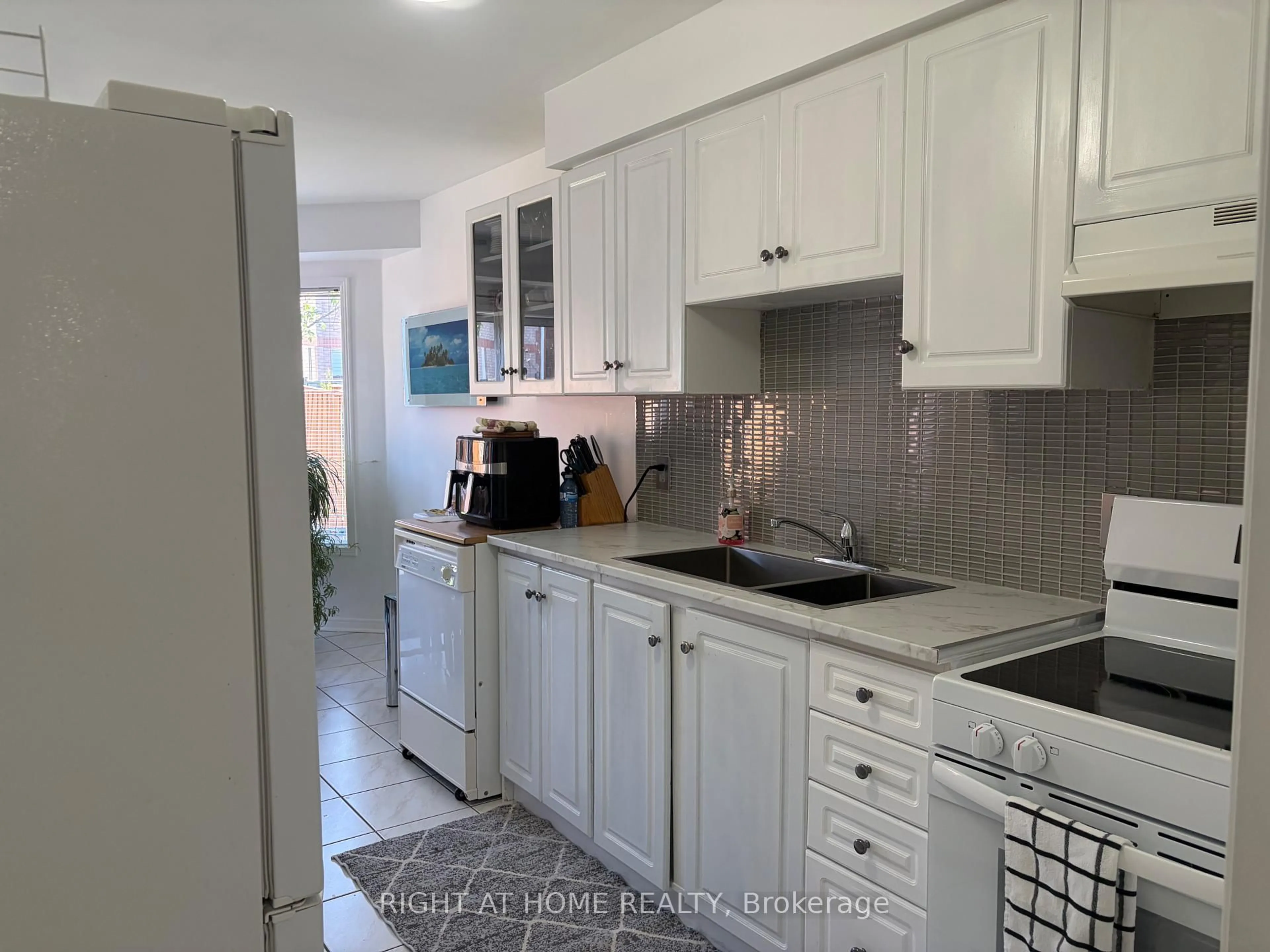 Standard kitchen, ceramic/tile floor for 40 Vogue St, Markham Ontario L3S 4G5