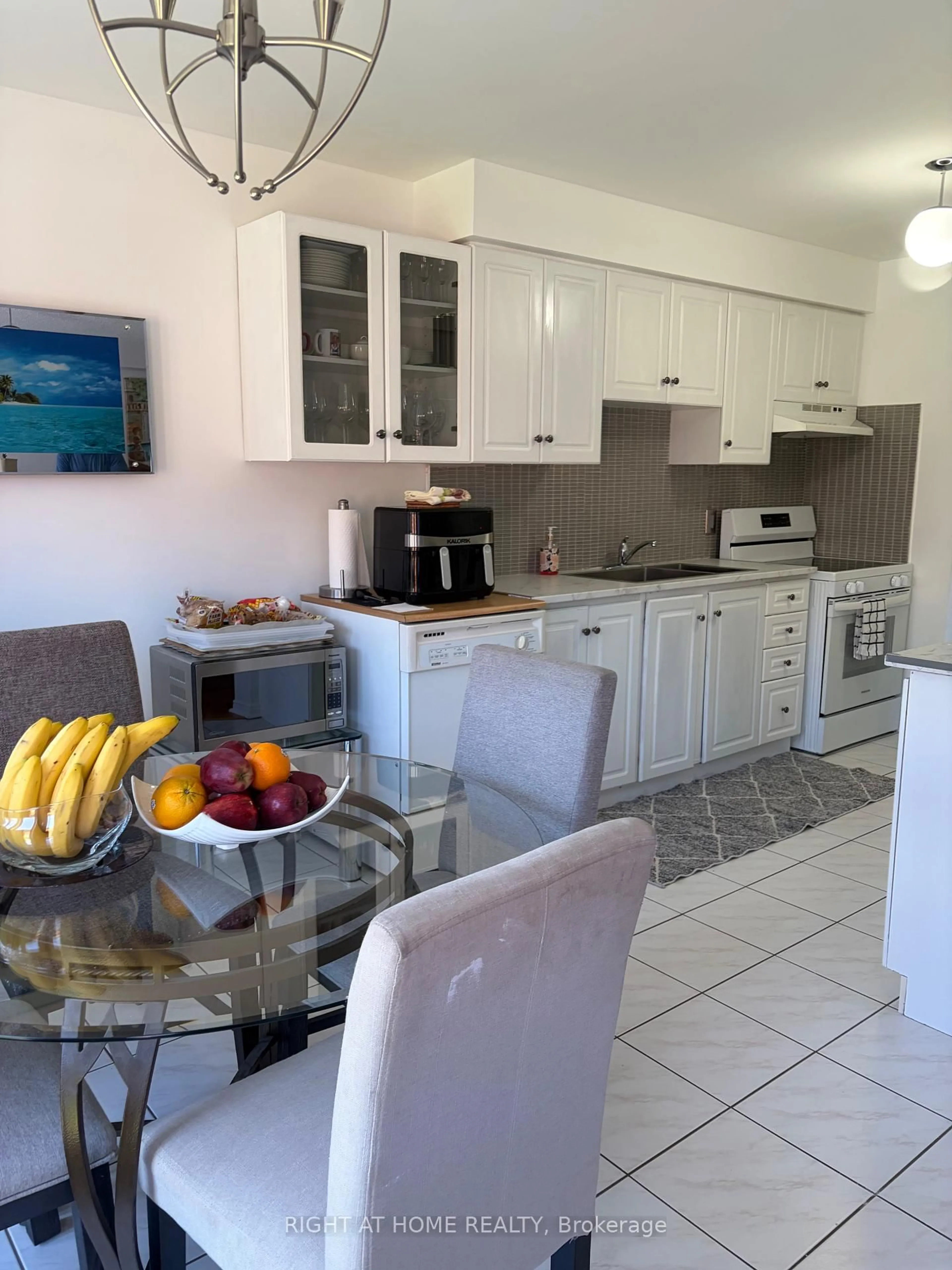Open concept kitchen, ceramic/tile floor for 40 Vogue St, Markham Ontario L3S 4G5