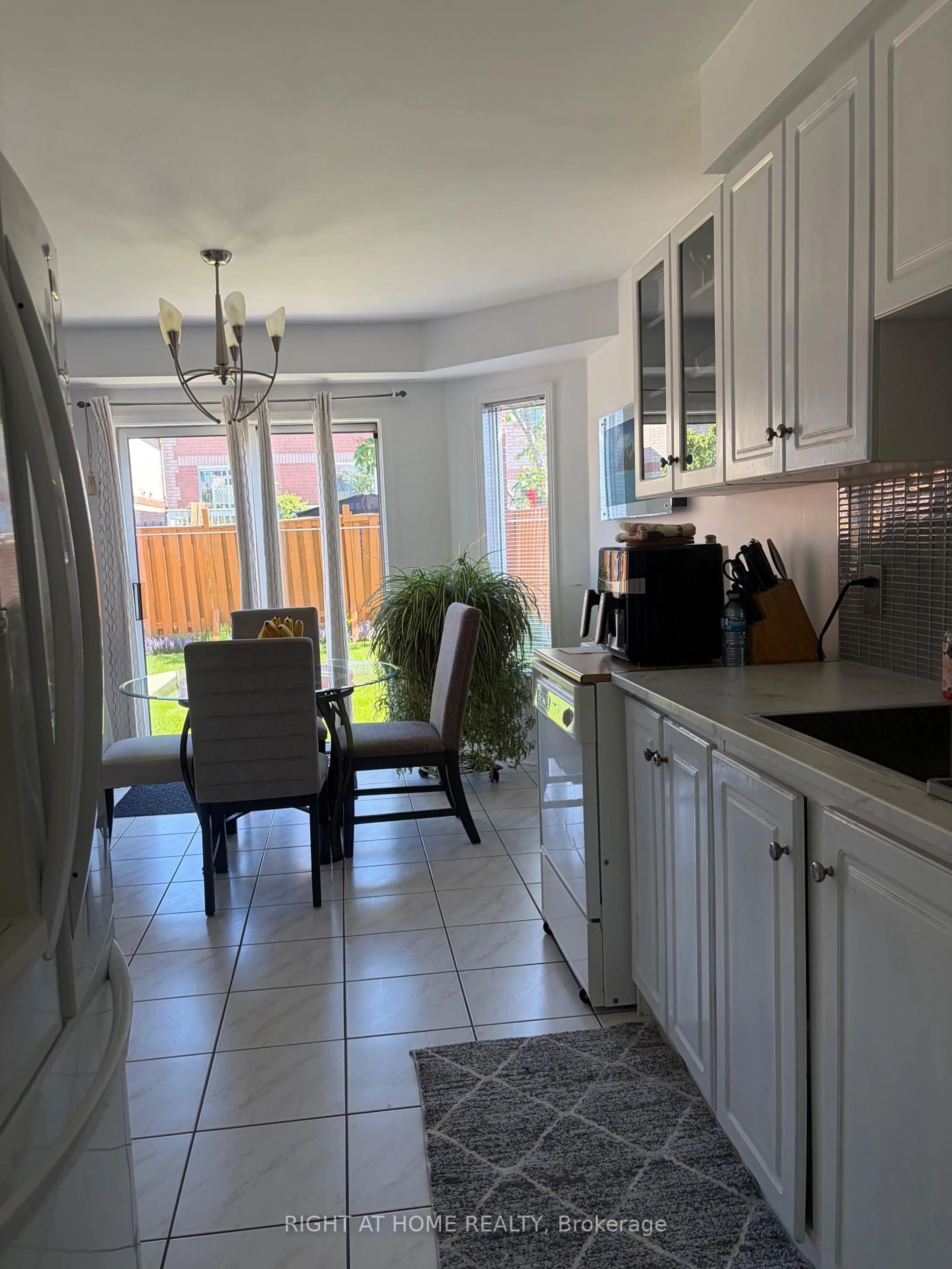 Open concept kitchen, ceramic/tile floor for 40 Vogue St, Markham Ontario L3S 4G5