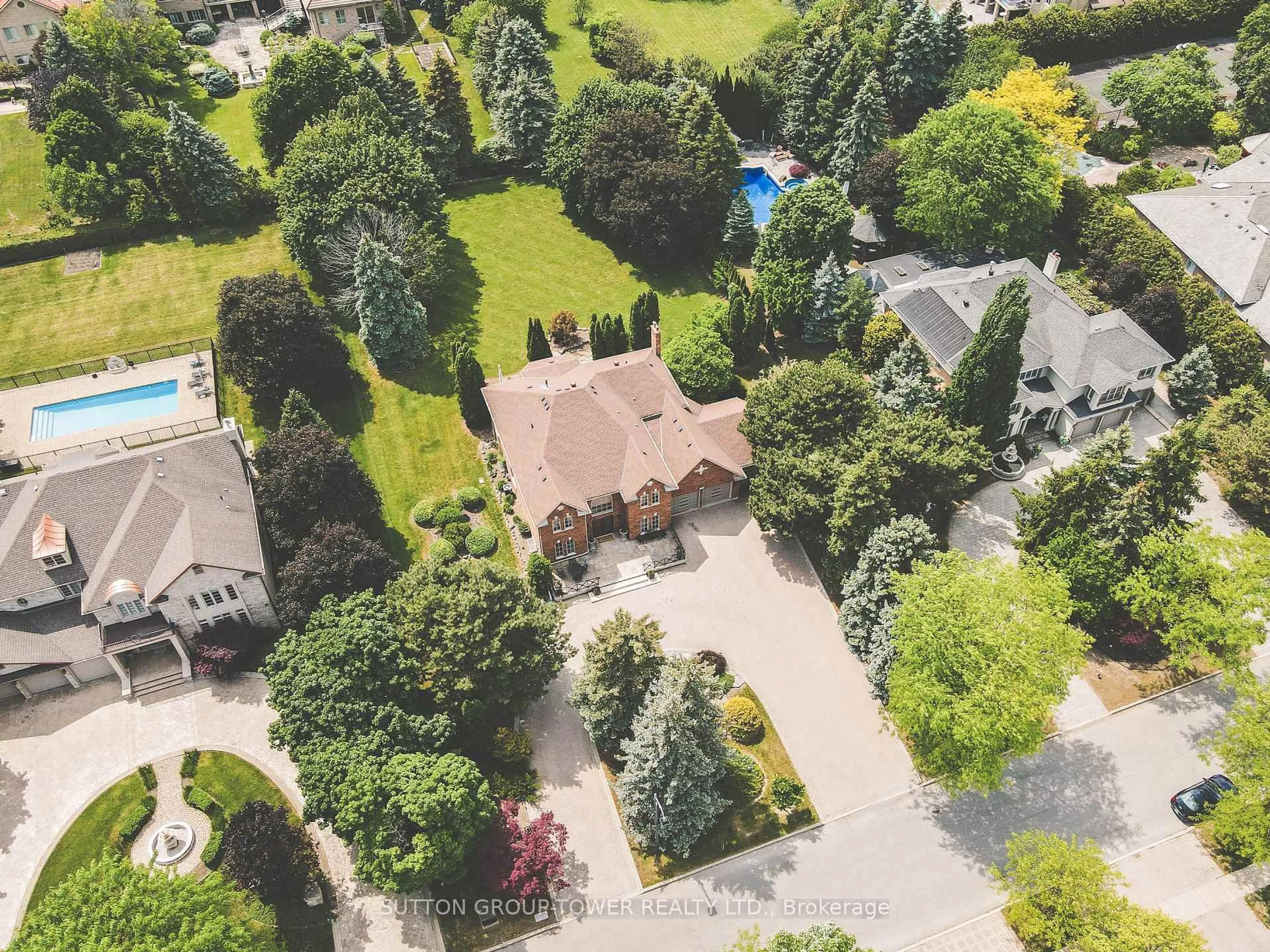 A pic from outside/outdoor area/front of a property/back of a property/a pic from drone, street for 138 Dianawood Rdge, Vaughan Ontario L4L 6W8