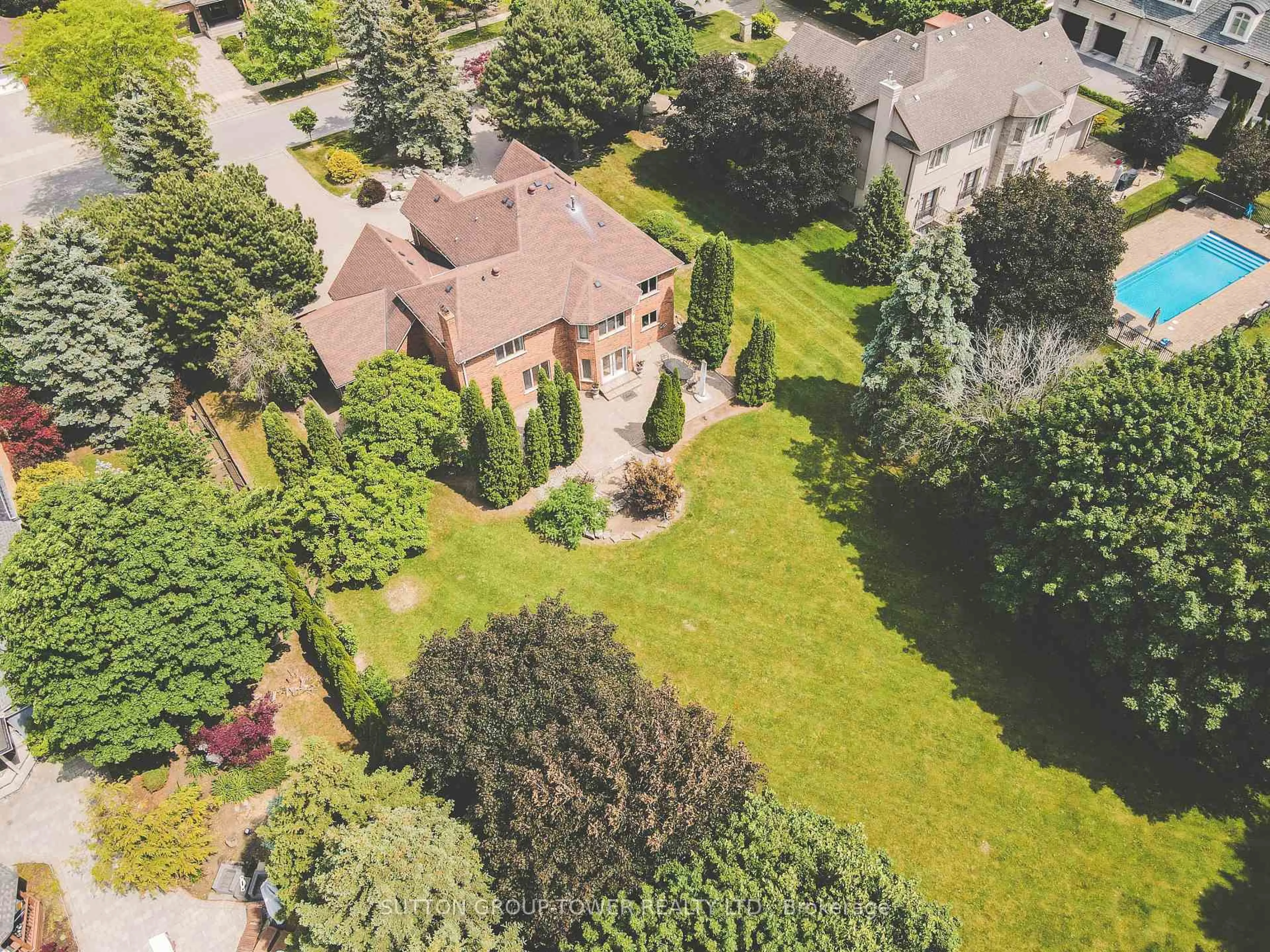A pic from outside/outdoor area/front of a property/back of a property/a pic from drone, street for 138 Dianawood Rdge, Vaughan Ontario L4L 6W8
