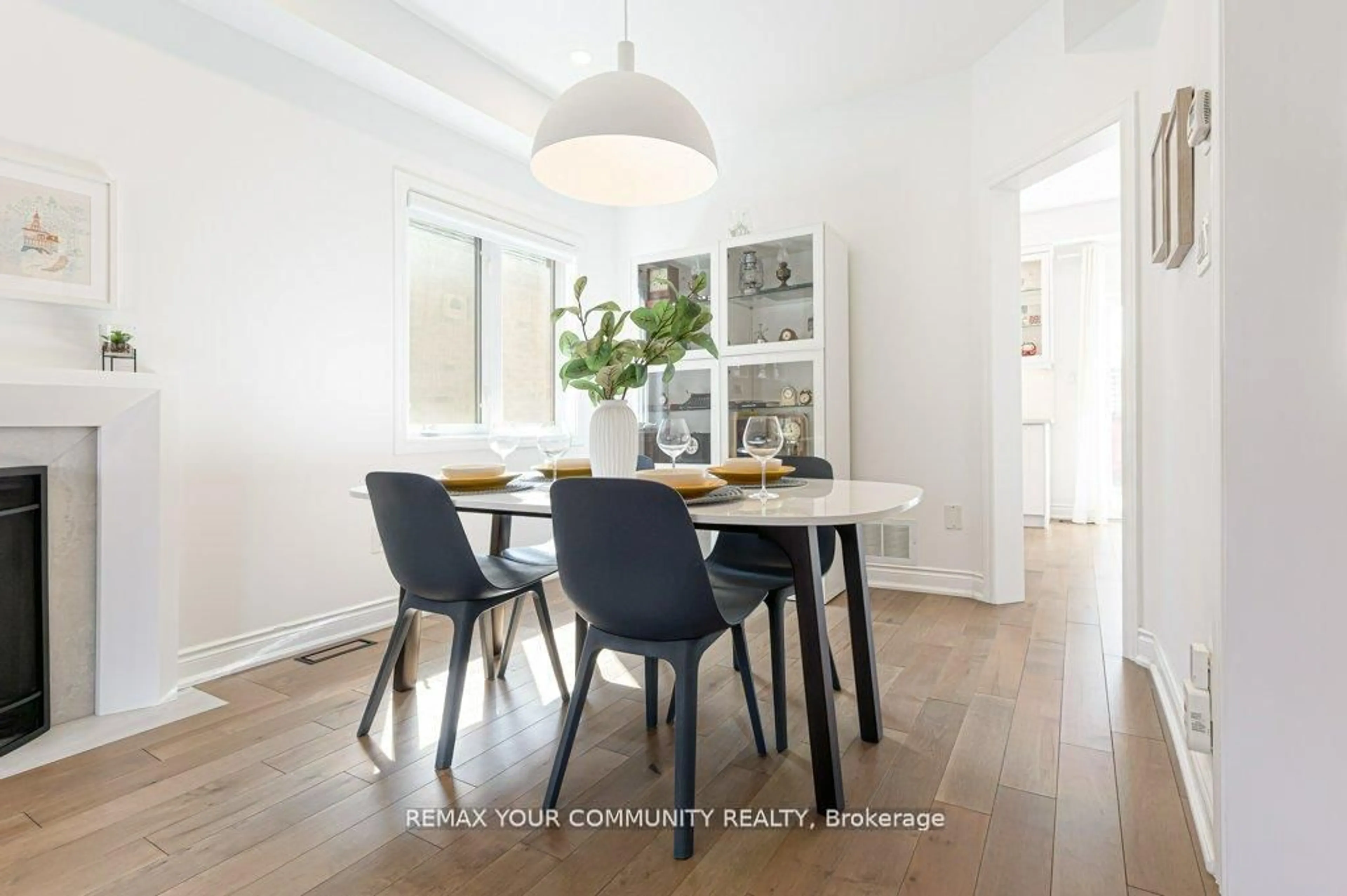 Dining room, wood/laminate floor for 35 Laurelbank Cres, Georgina Ontario L4P 4H7