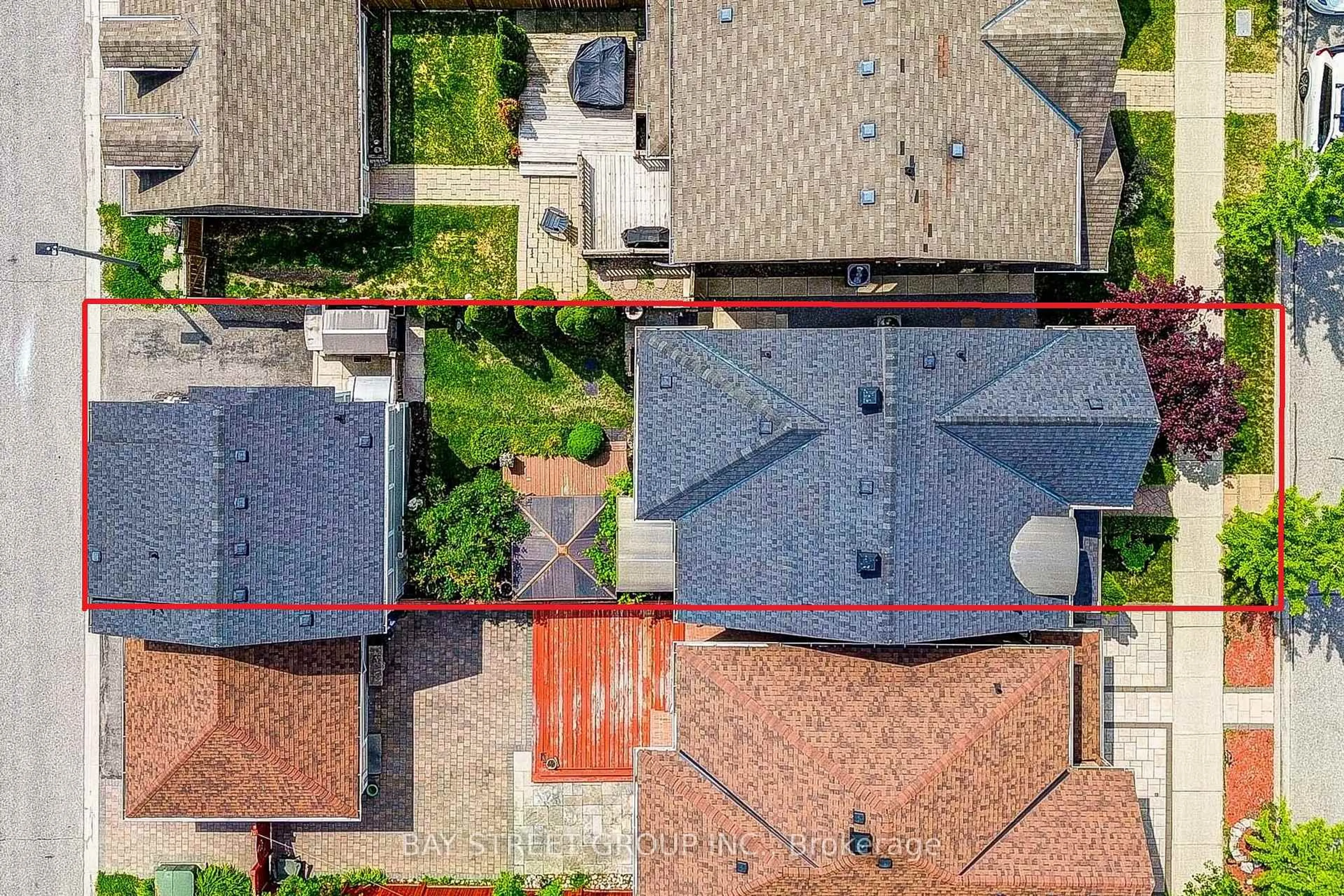 A pic from outside/outdoor area/front of a property/back of a property/a pic from drone, street for 29 Cardrew St, Markham Ontario L6B 1G6