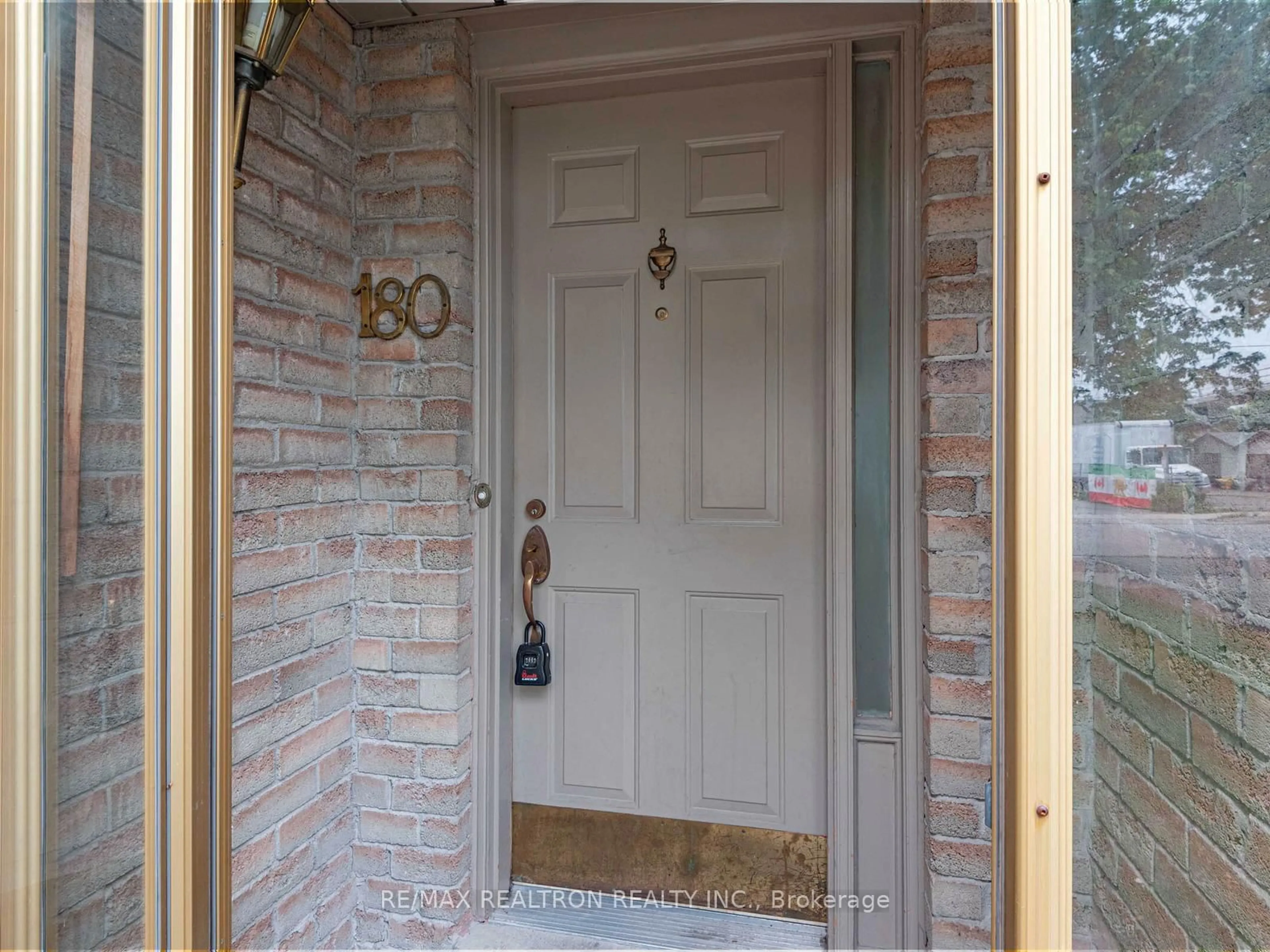 Indoor entryway for 180 Observatory Lane, Richmond Hill Ontario L4C 0K7