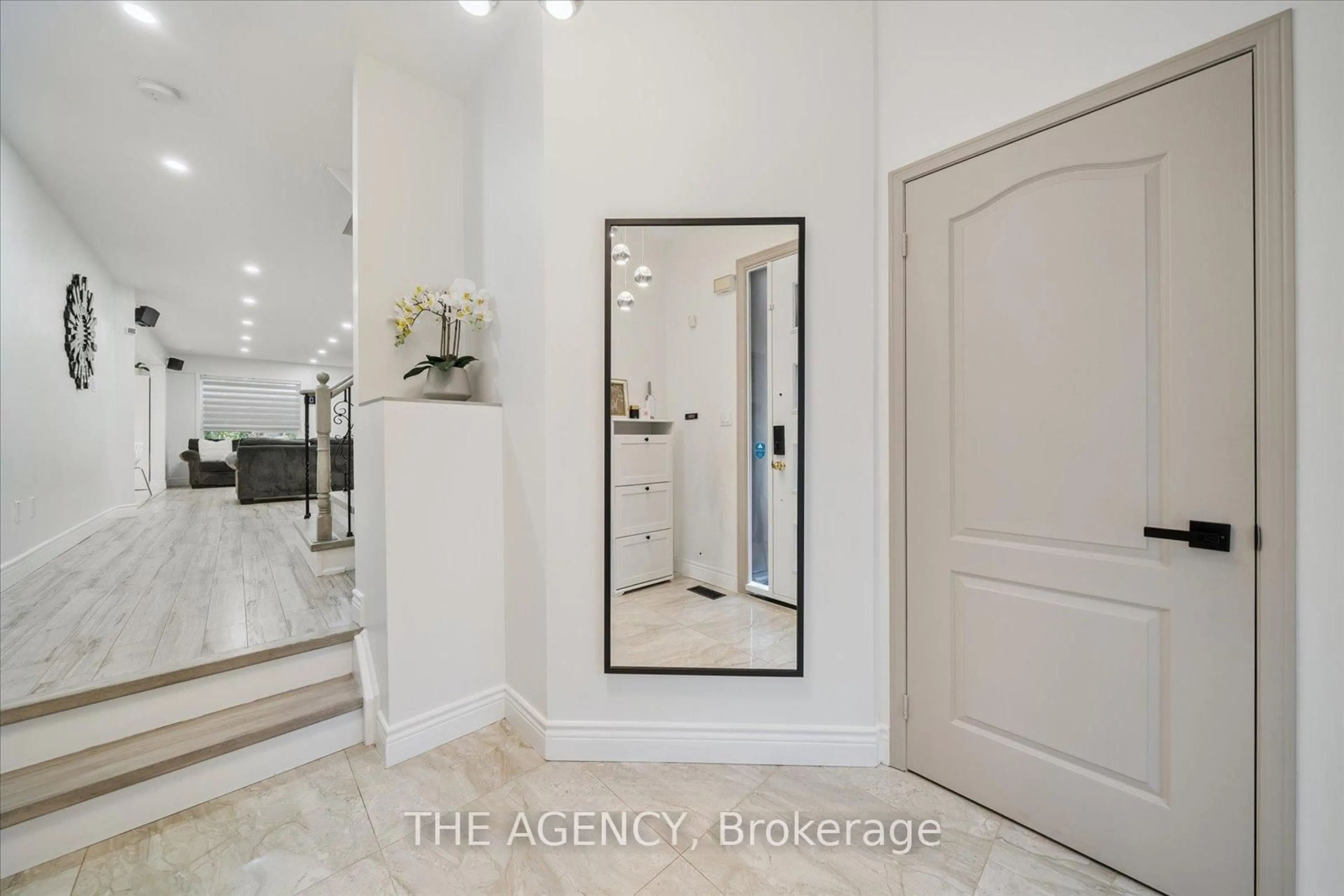 Indoor entryway for 908 Oaktree Cres, Newmarket Ontario L3X 2Z1