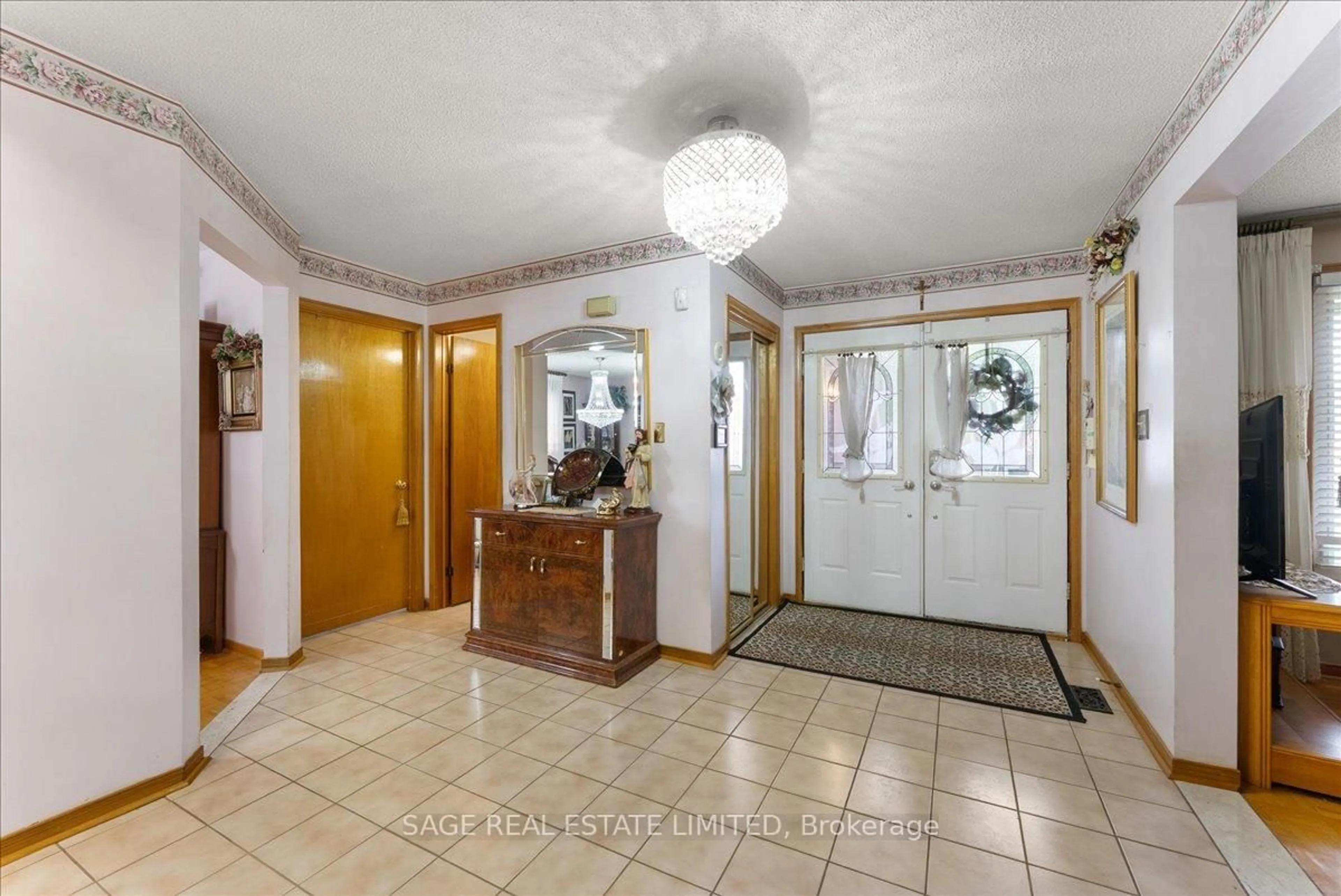 Indoor foyer for 116 Butterfield Cres, Vaughan Ontario L6A 1J3
