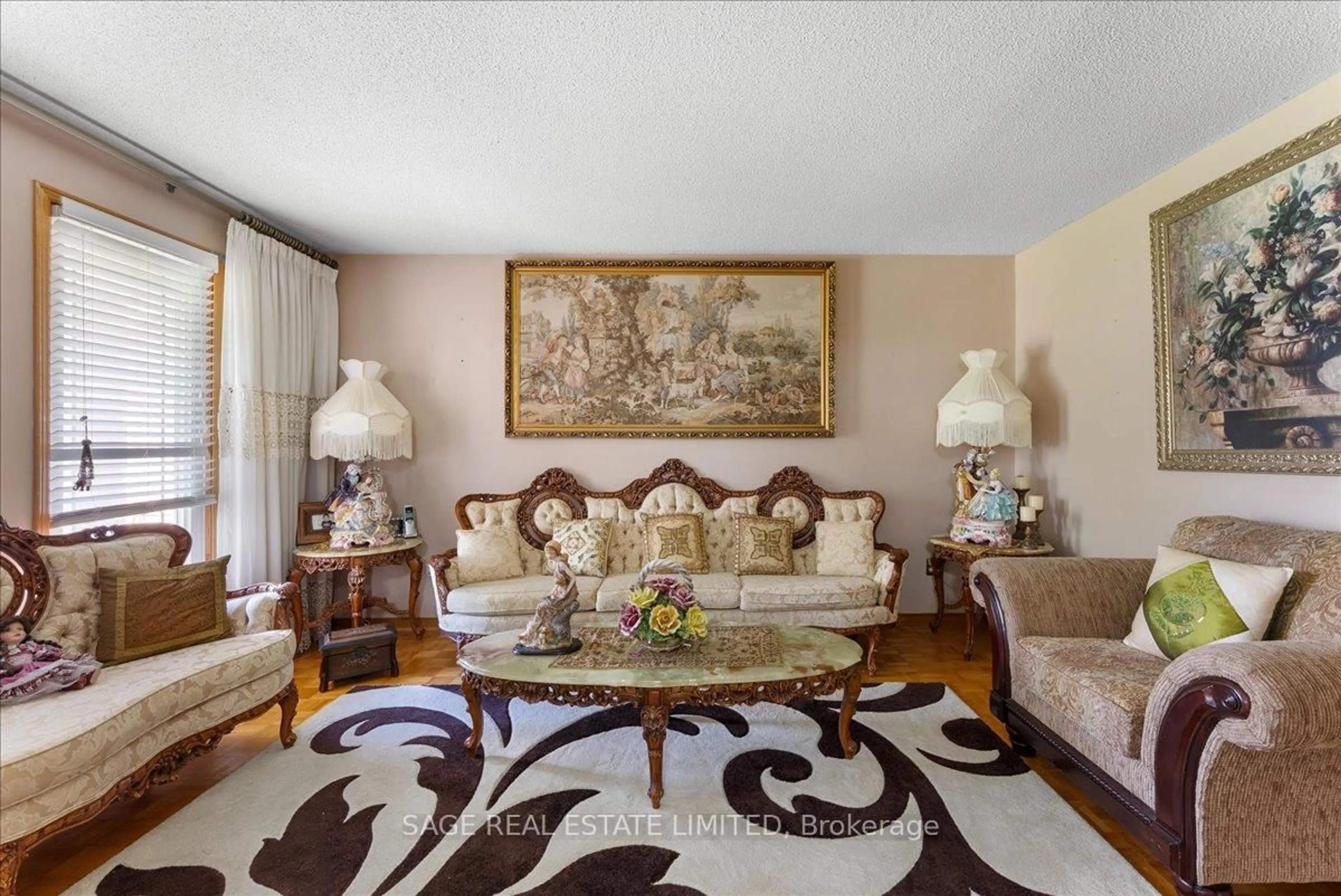 Living room with furniture, carpet floor for 116 Butterfield Cres, Vaughan Ontario L6A 1J3