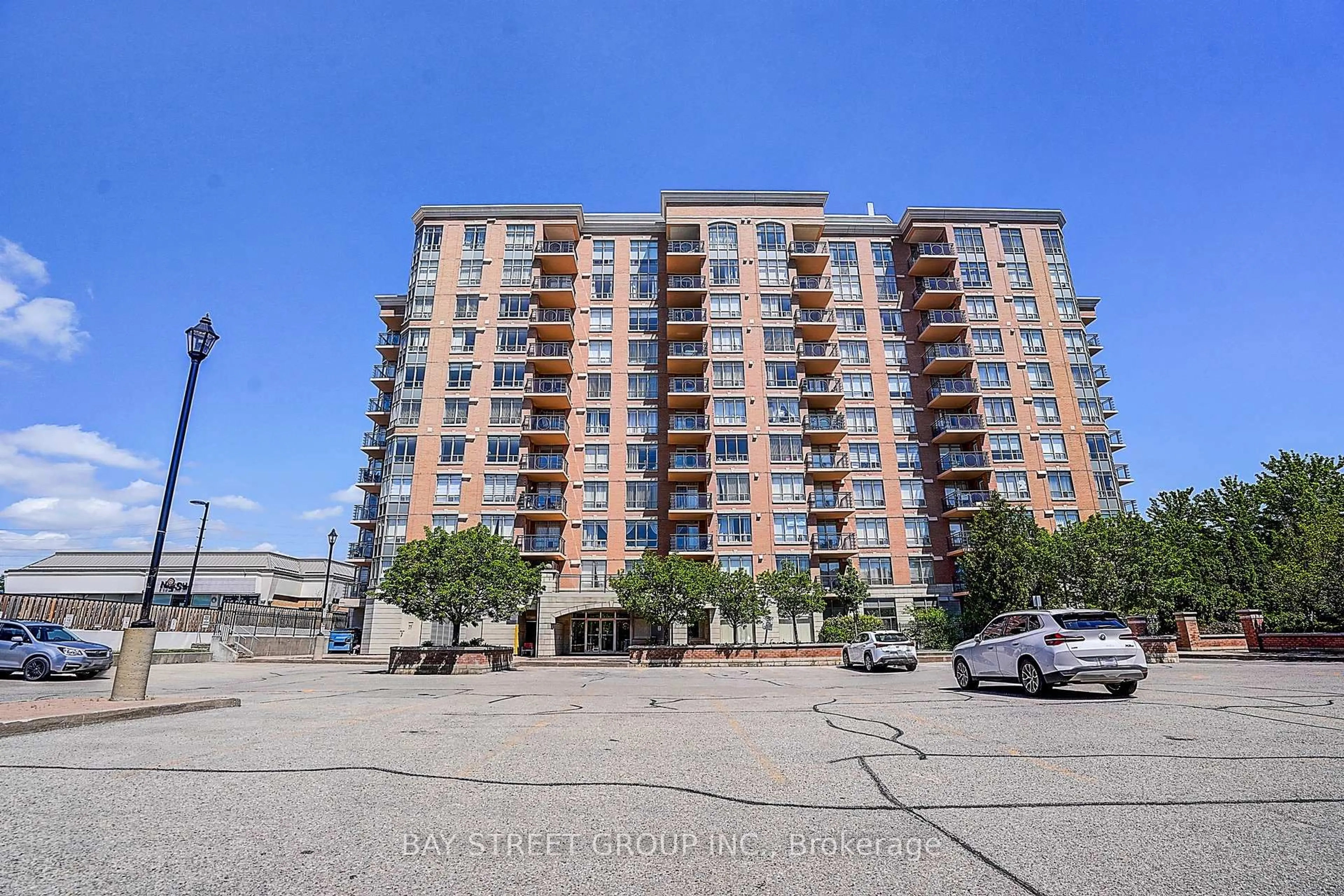 A pic from outside/outdoor area/front of a property/back of a property/a pic from drone, building for 130 Pond Dr #Lph3, Markham Ontario L3T 7W5
