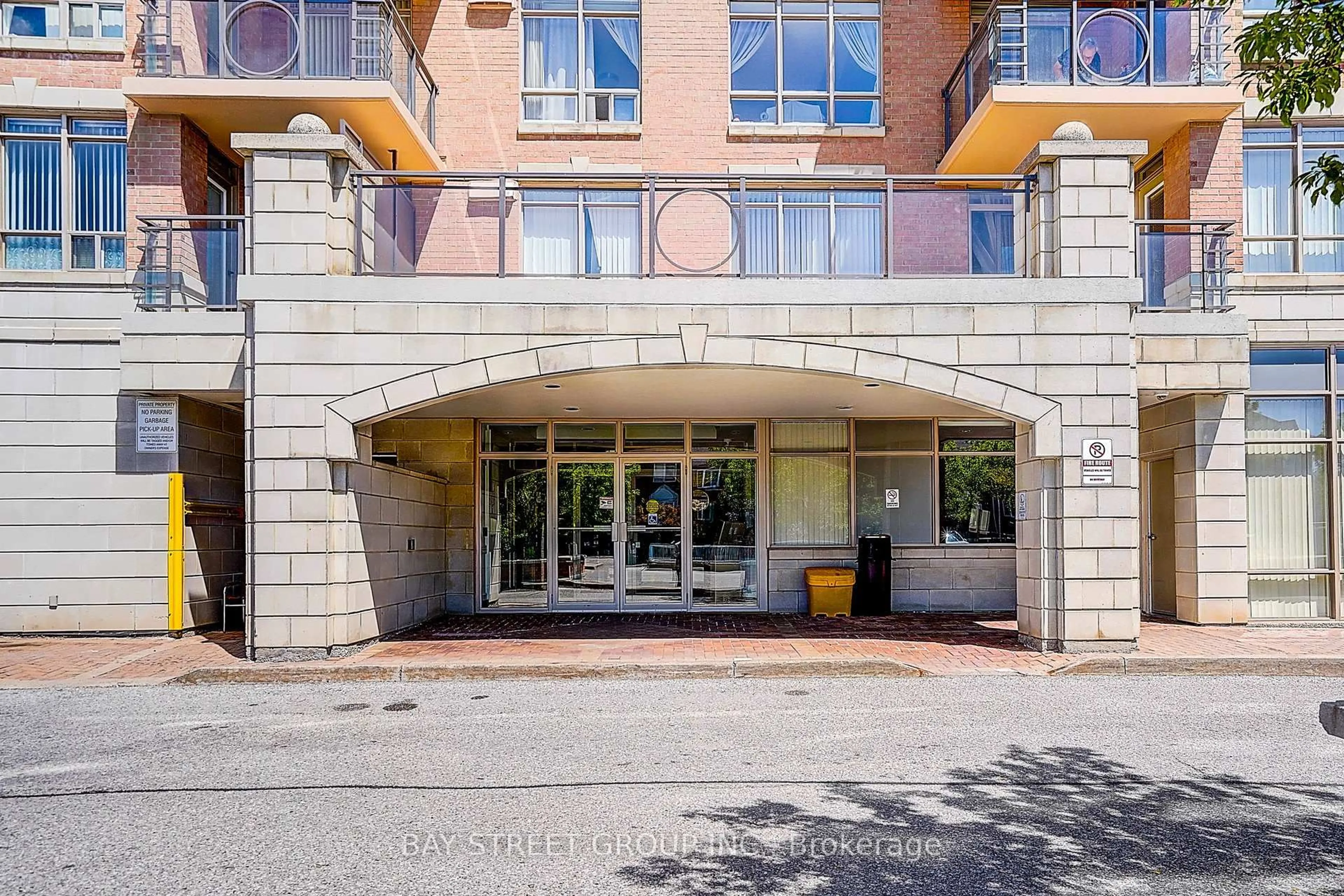 Indoor foyer for 130 Pond Dr #Lph3, Markham Ontario L3T 7W5