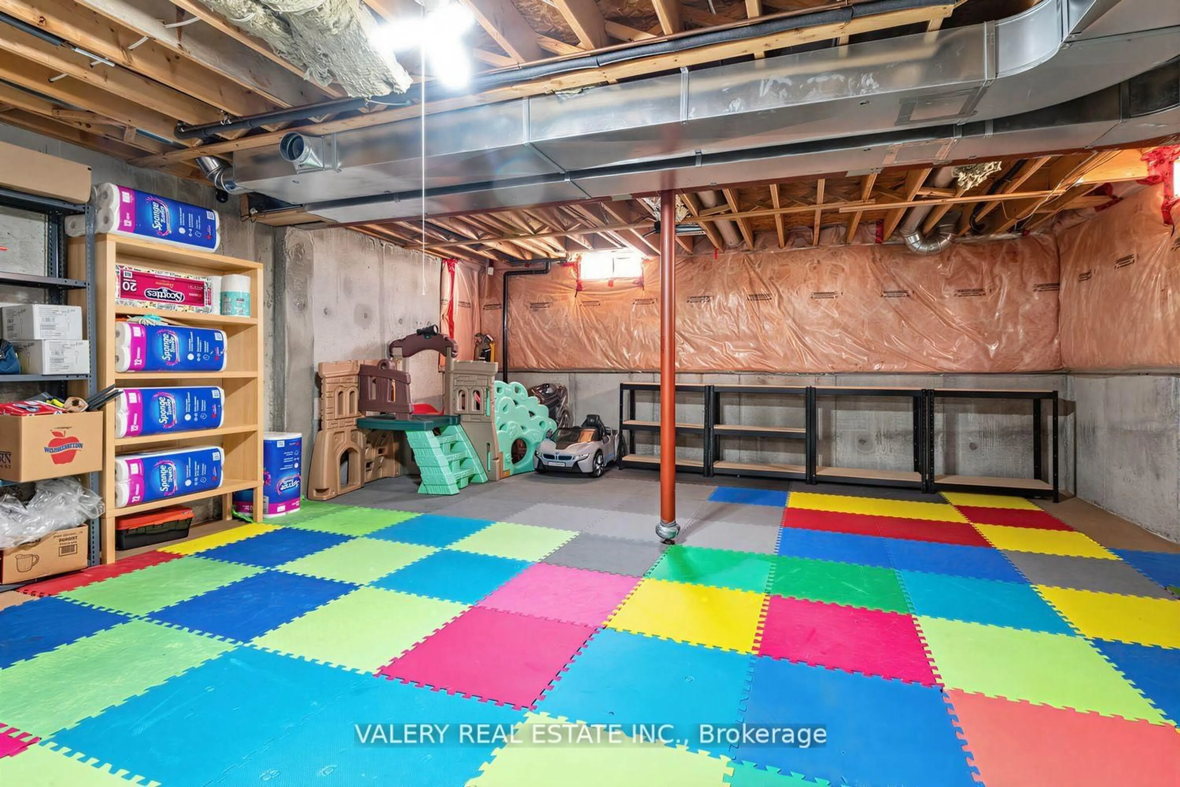 Indoor garage for 511 Caboto Tr, Markham Ontario L3R 5S2