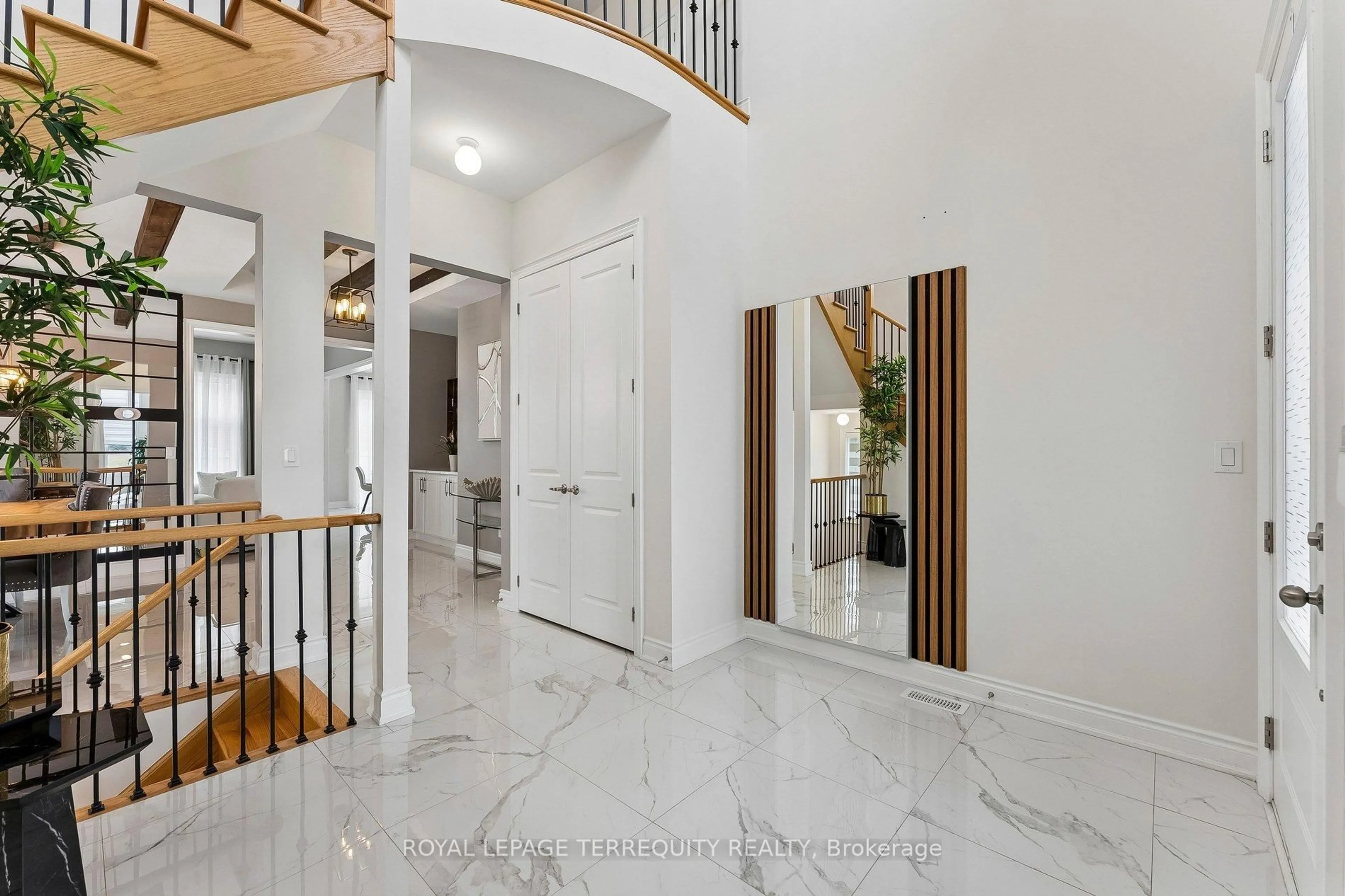 Indoor entryway for 7 Ballanview Crt, Whitchurch-Stouffville Ontario L4A 4W9