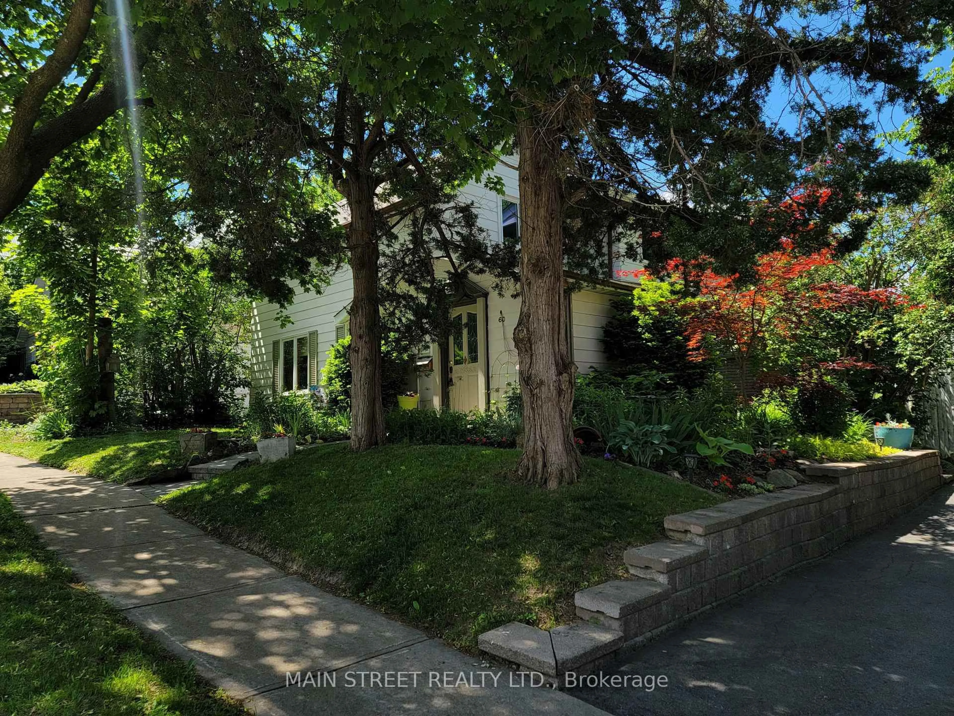 A pic from outside/outdoor area/front of a property/back of a property/a pic from drone, street for 60 Niagara St, Newmarket Ontario L3Y 4E6