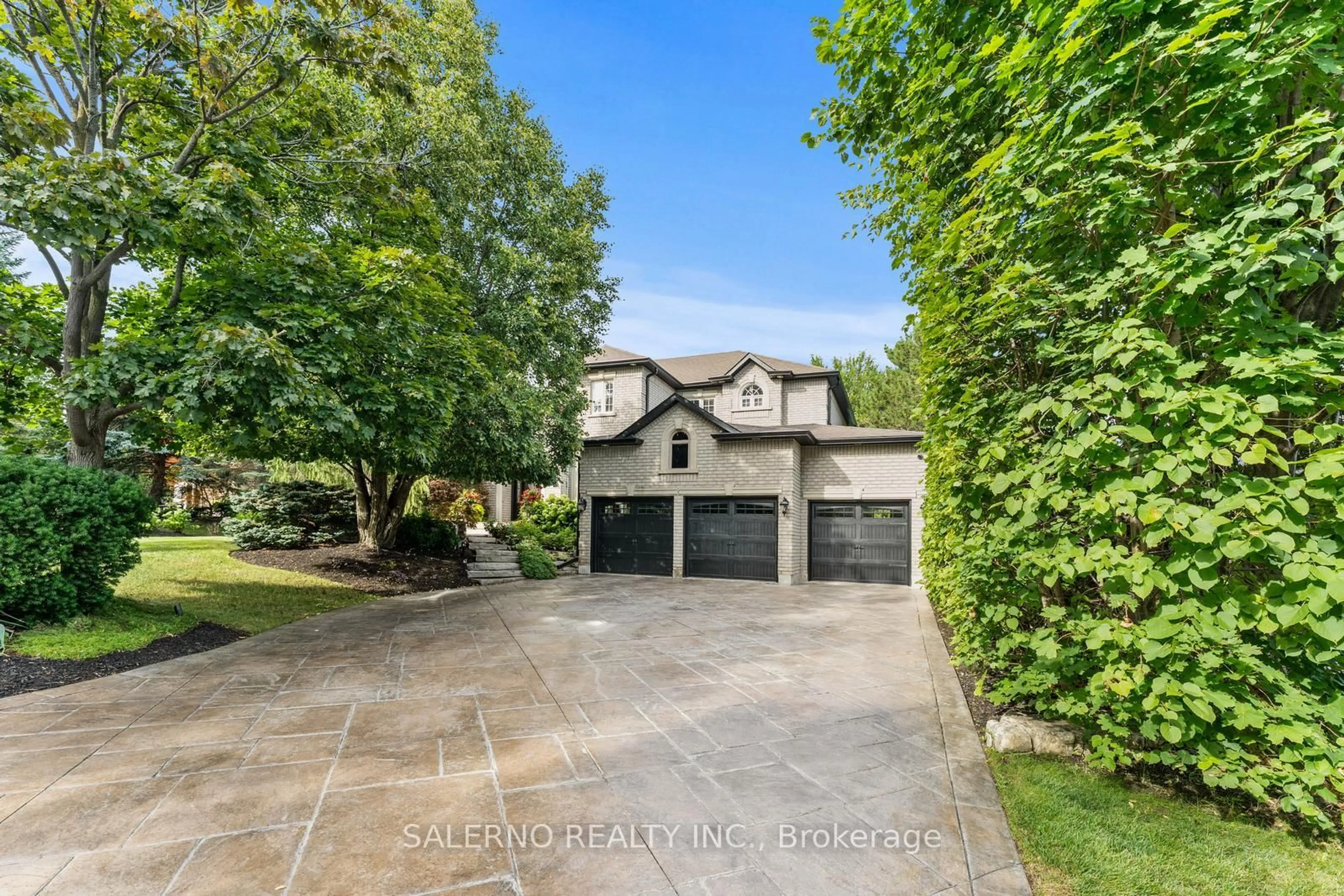 A pic from outside/outdoor area/front of a property/back of a property/a pic from drone, street for 107 Deerchase Circ, Vaughan Ontario L4H 1B4