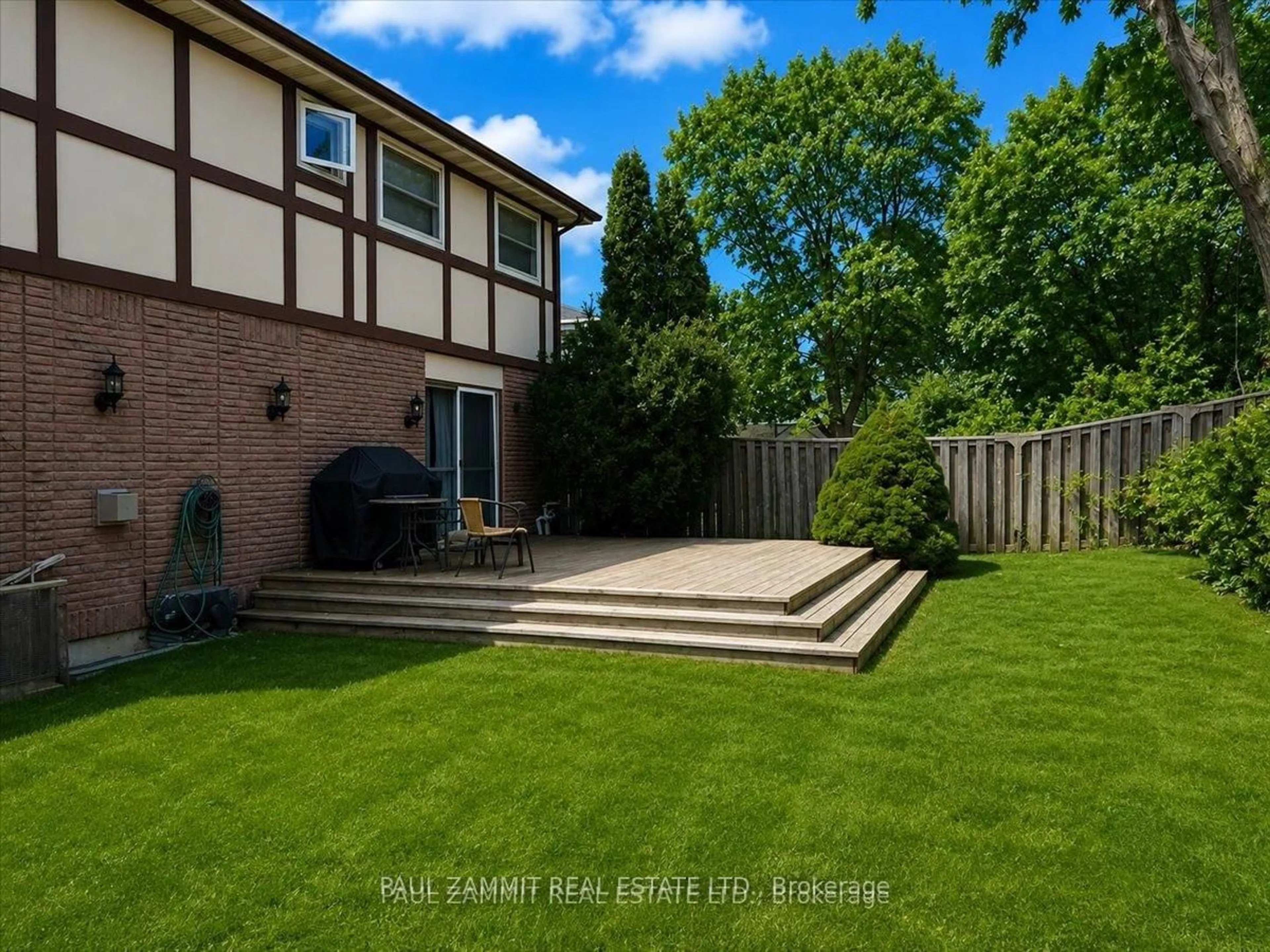 Patio, street for 210 Bayview Fairways Dr, Markham Ontario L3T 2Z3