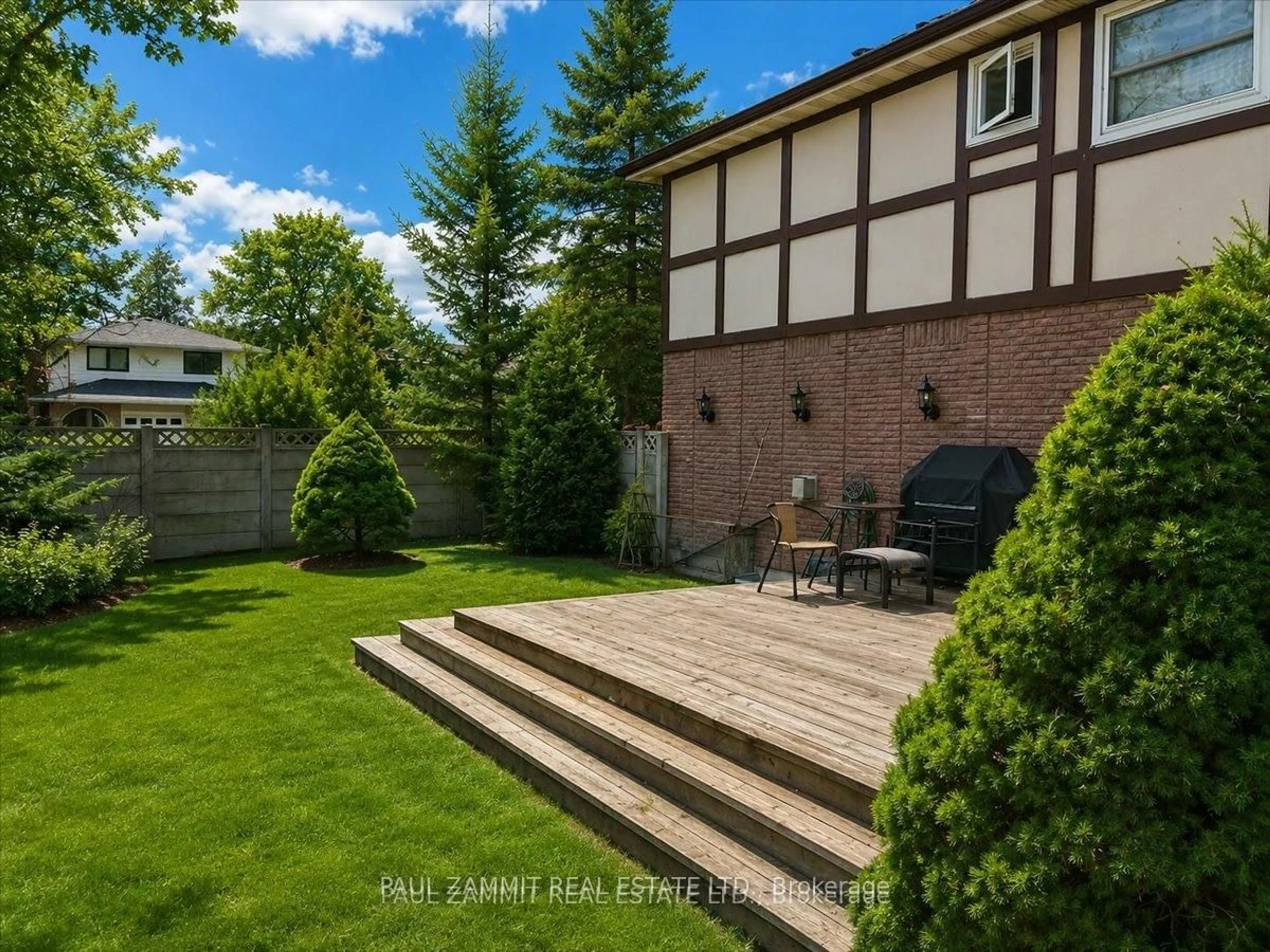 Patio, street for 210 Bayview Fairways Dr, Markham Ontario L3T 2Z3