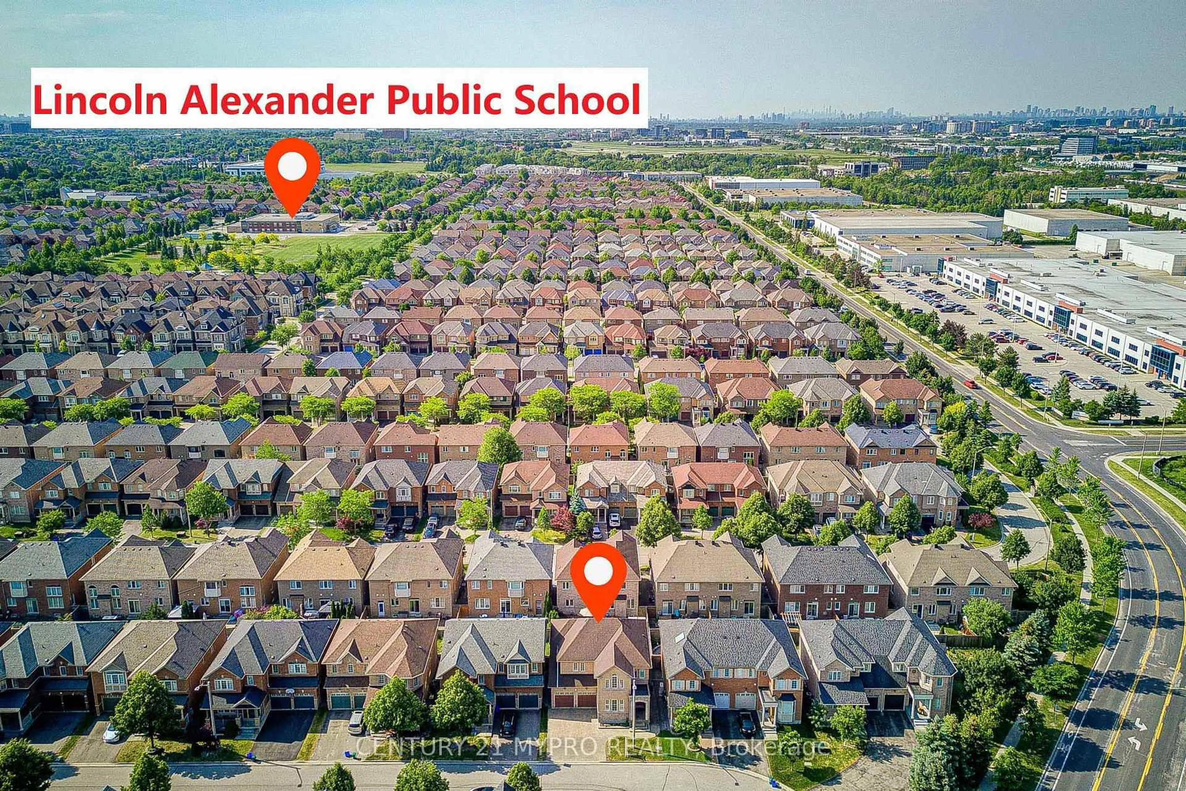 A pic from outside/outdoor area/front of a property/back of a property/a pic from drone, street for 31 Starhill Cres, Markham Ontario L6C 2Z9
