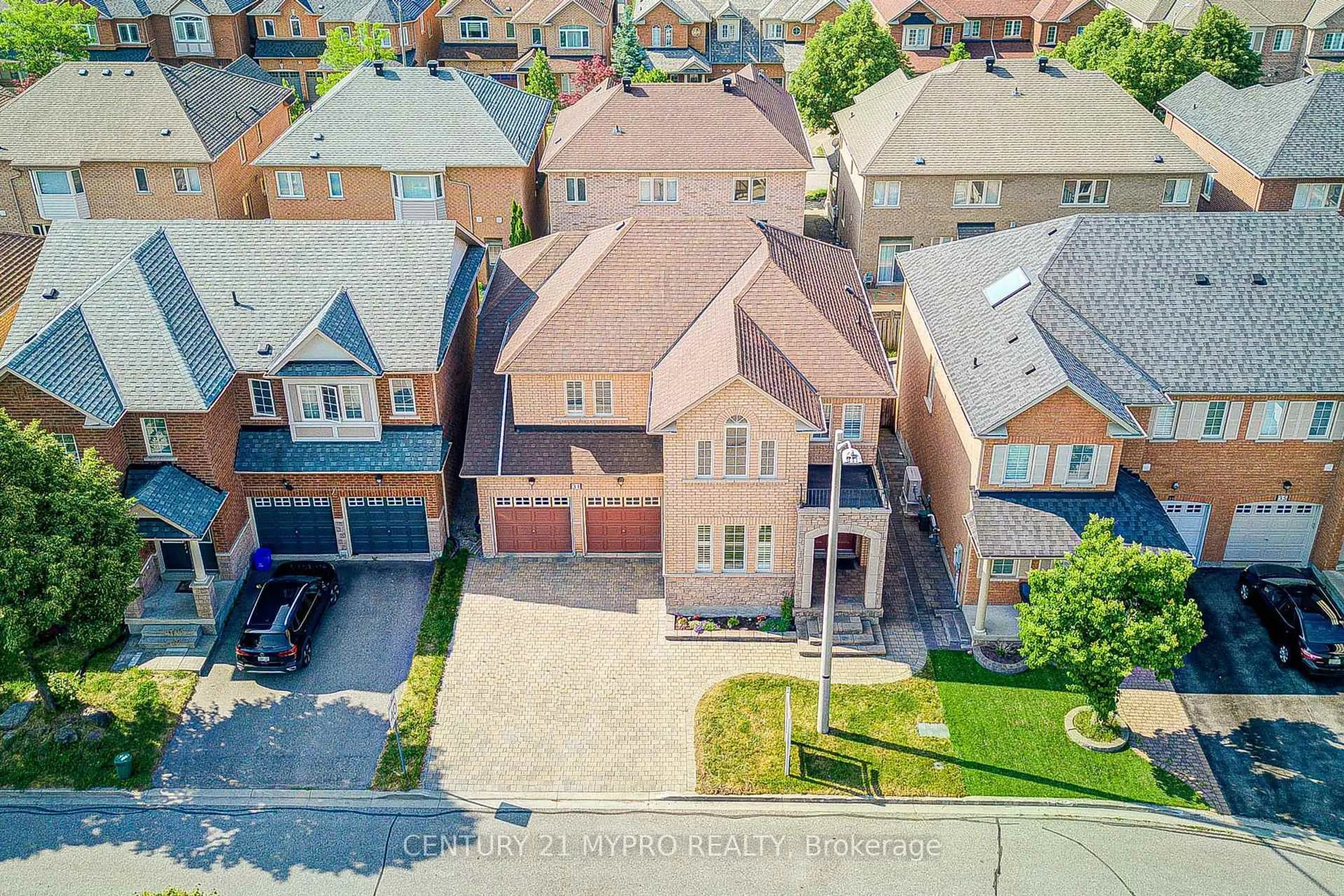 A pic from outside/outdoor area/front of a property/back of a property/a pic from drone, street for 31 Starhill Cres, Markham Ontario L6C 2Z9