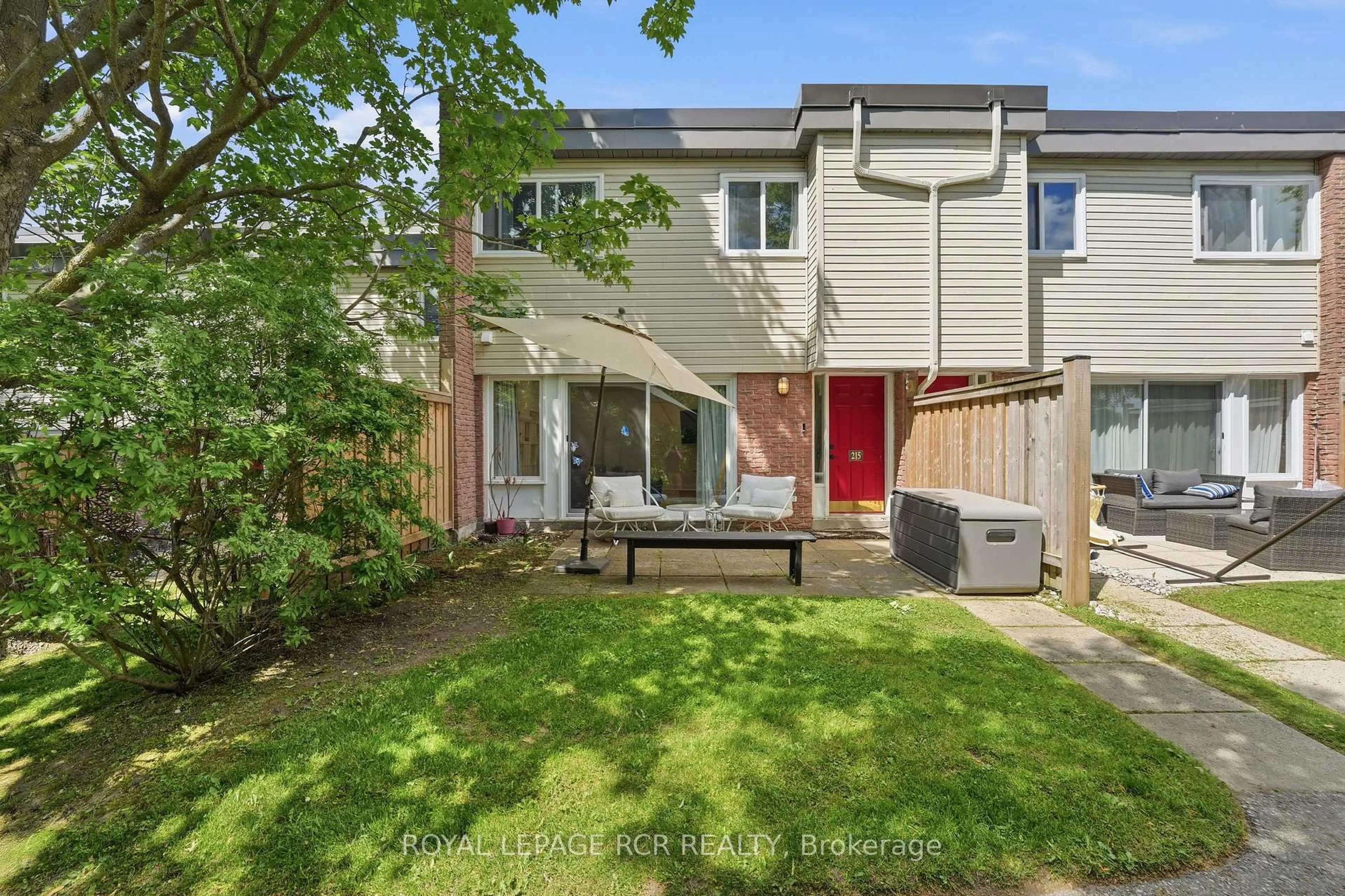 A pic from outside/outdoor area/front of a property/back of a property/a pic from drone, street for 215 Milestone Cres #75, Aurora Ontario L4G 3M2