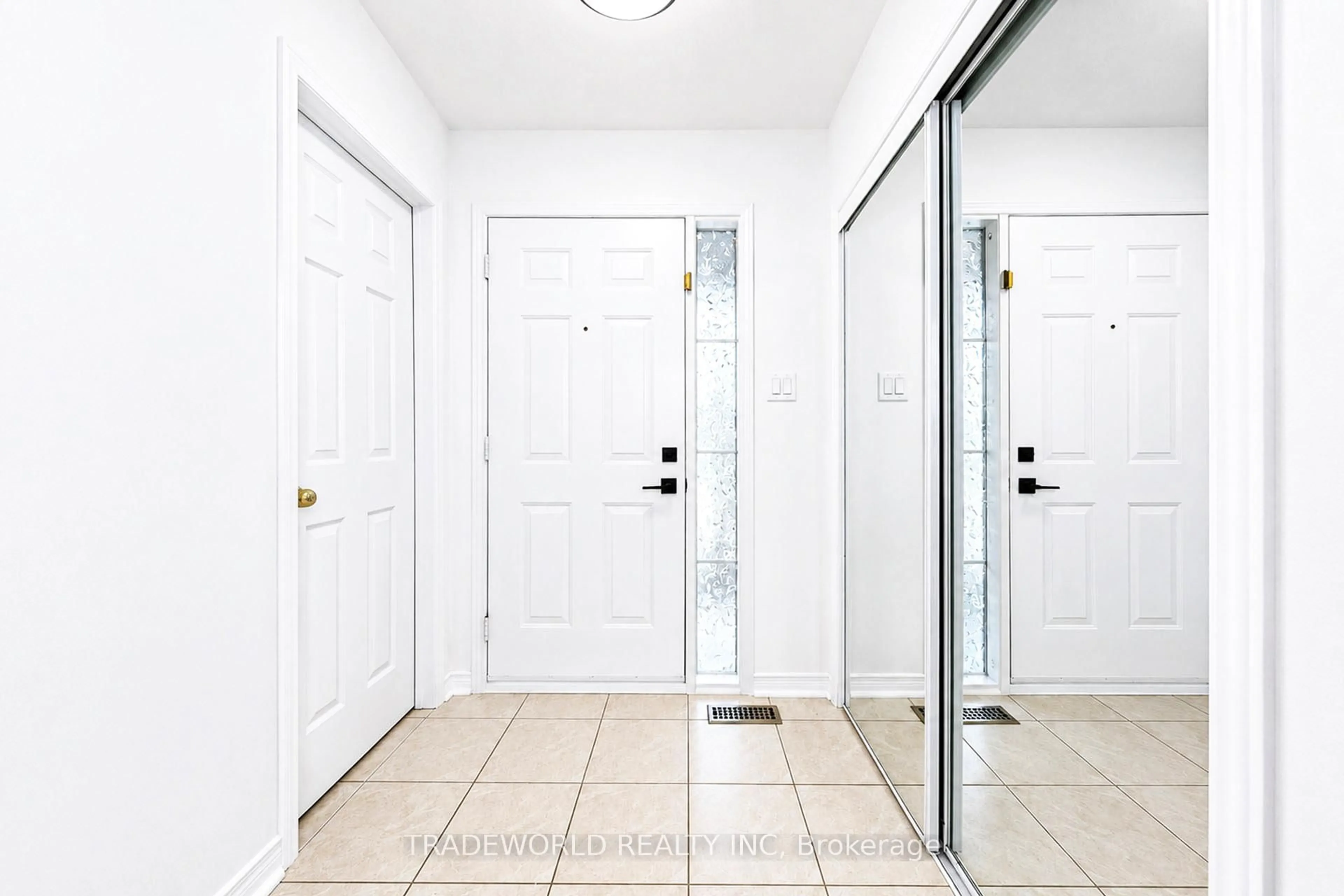 Indoor entryway for 25 Bassett Ave, Richmond Hill Ontario L4B 4J9