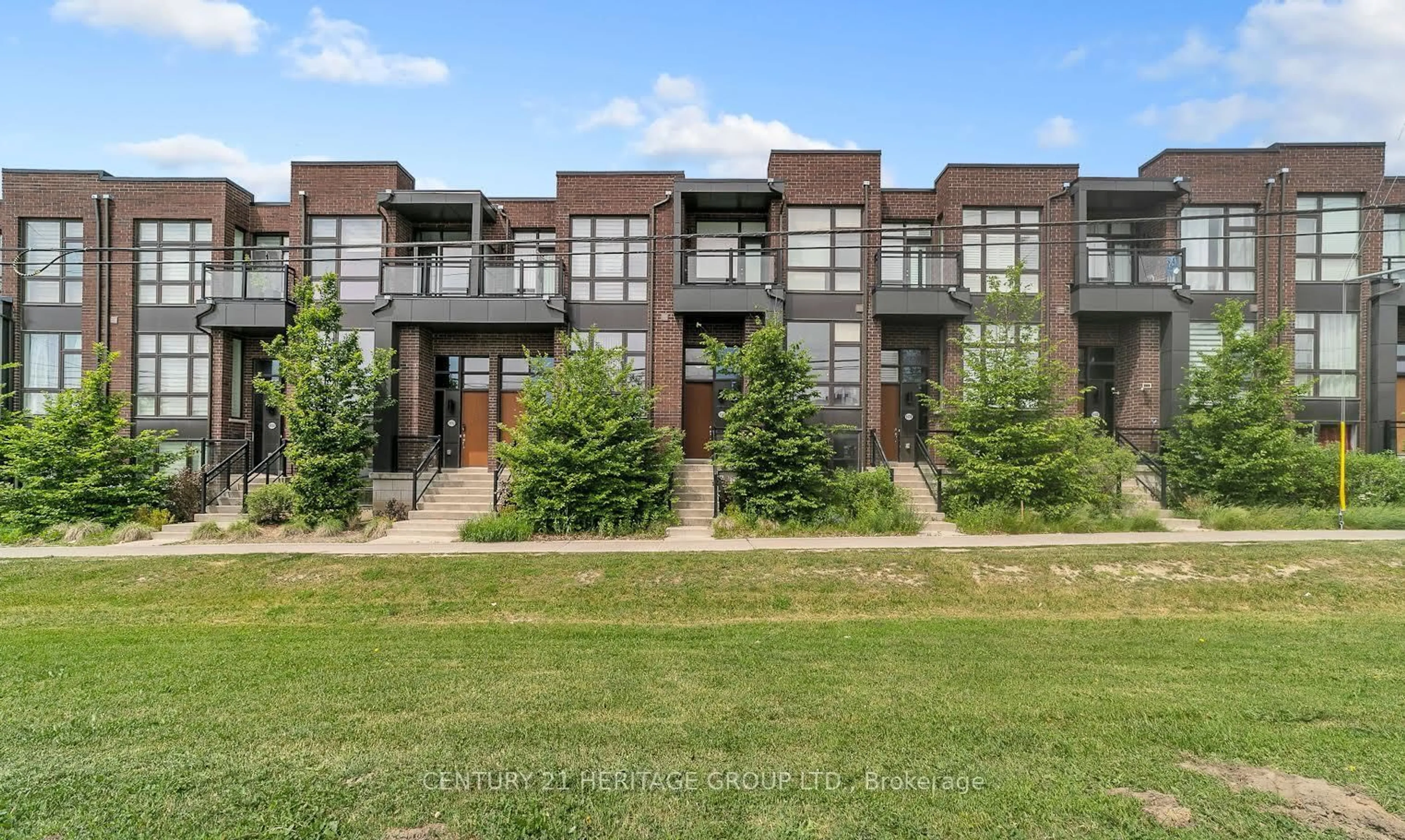 A pic from outside/outdoor area/front of a property/back of a property/a pic from drone, unknown for 9136 Bathurst St, Richmond Hill Ontario L4J 0K1