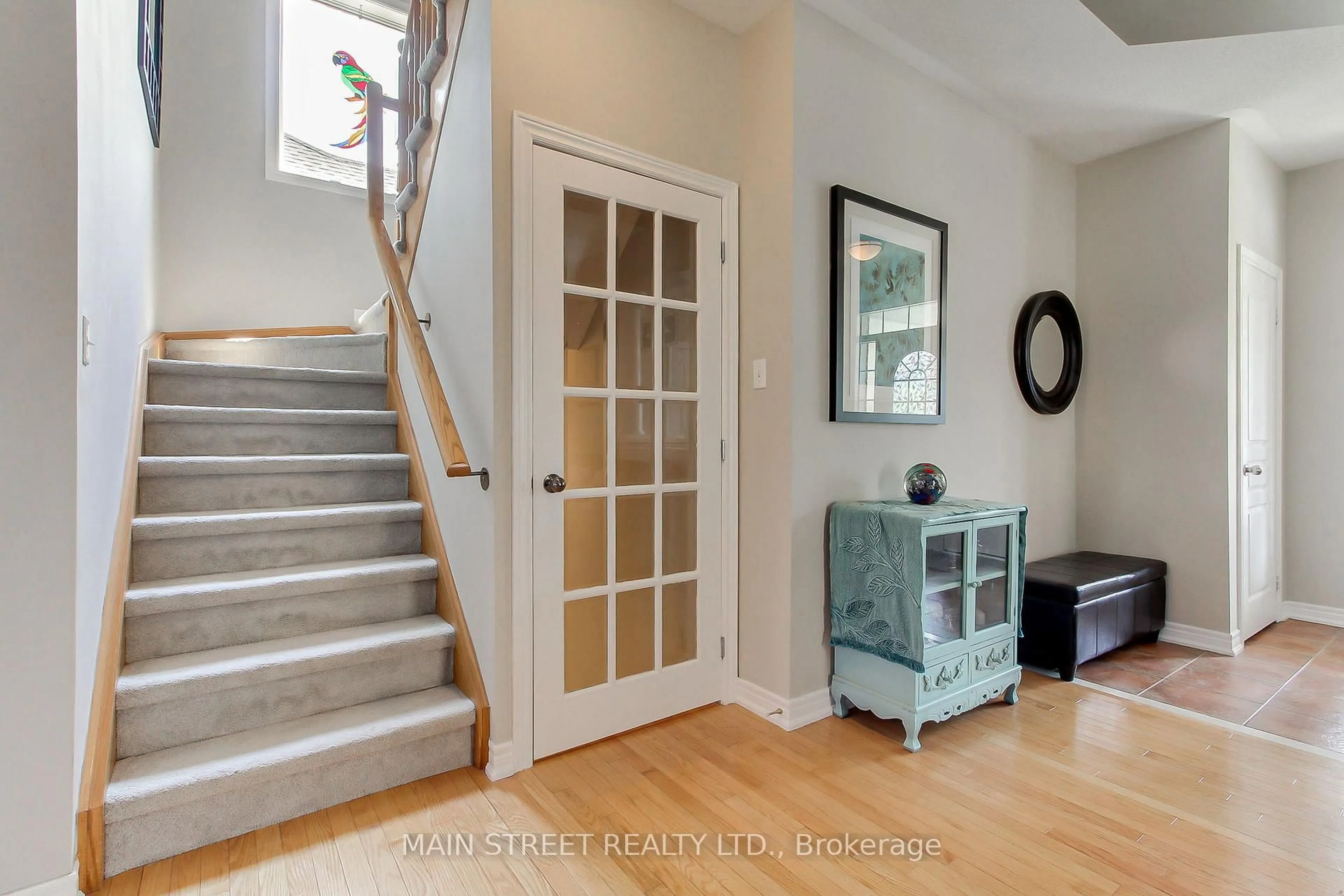 Indoor entryway for 61 Carness Cres, Georgina Ontario L4P 0B7