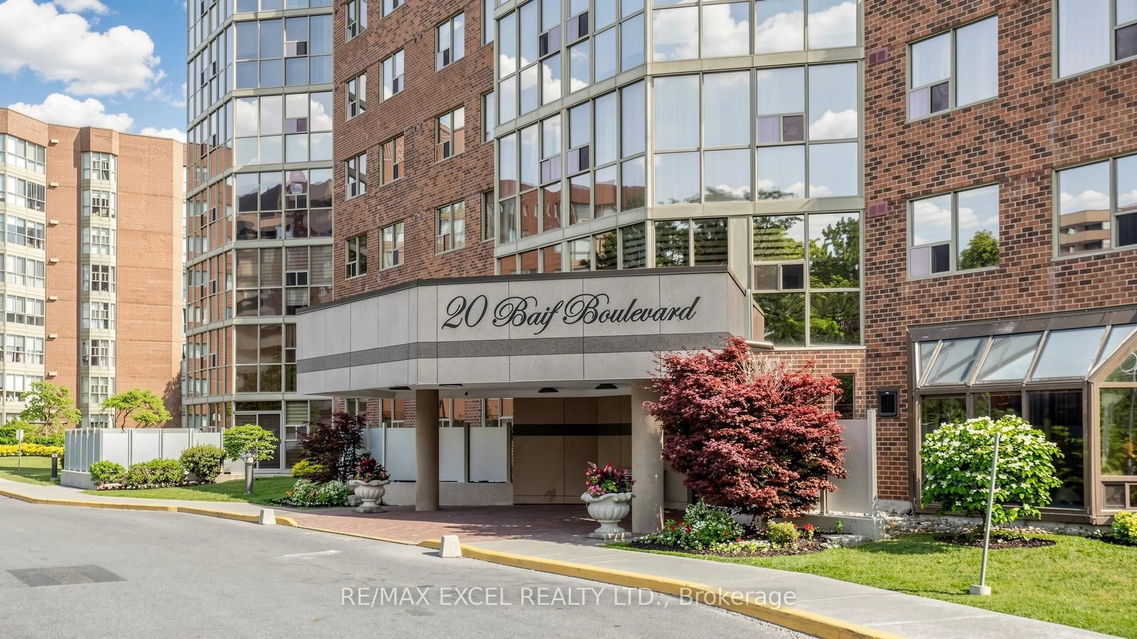 Indoor foyer for 20 Baif Blvd #306, Richmond Hill Ontario L4C 8T1