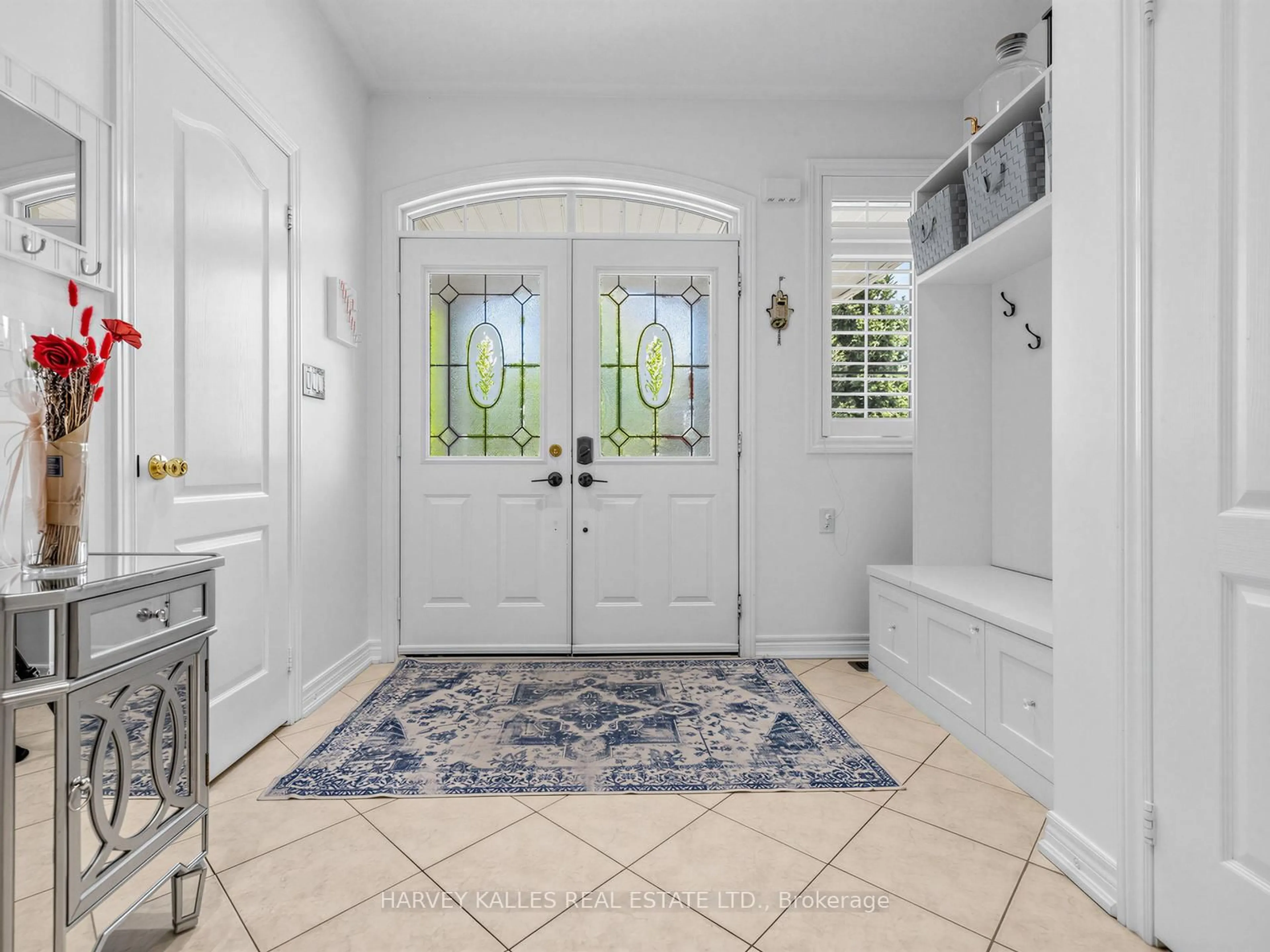 Indoor entryway for 28 Southvale Dr, Vaughan Ontario L6A 0X2