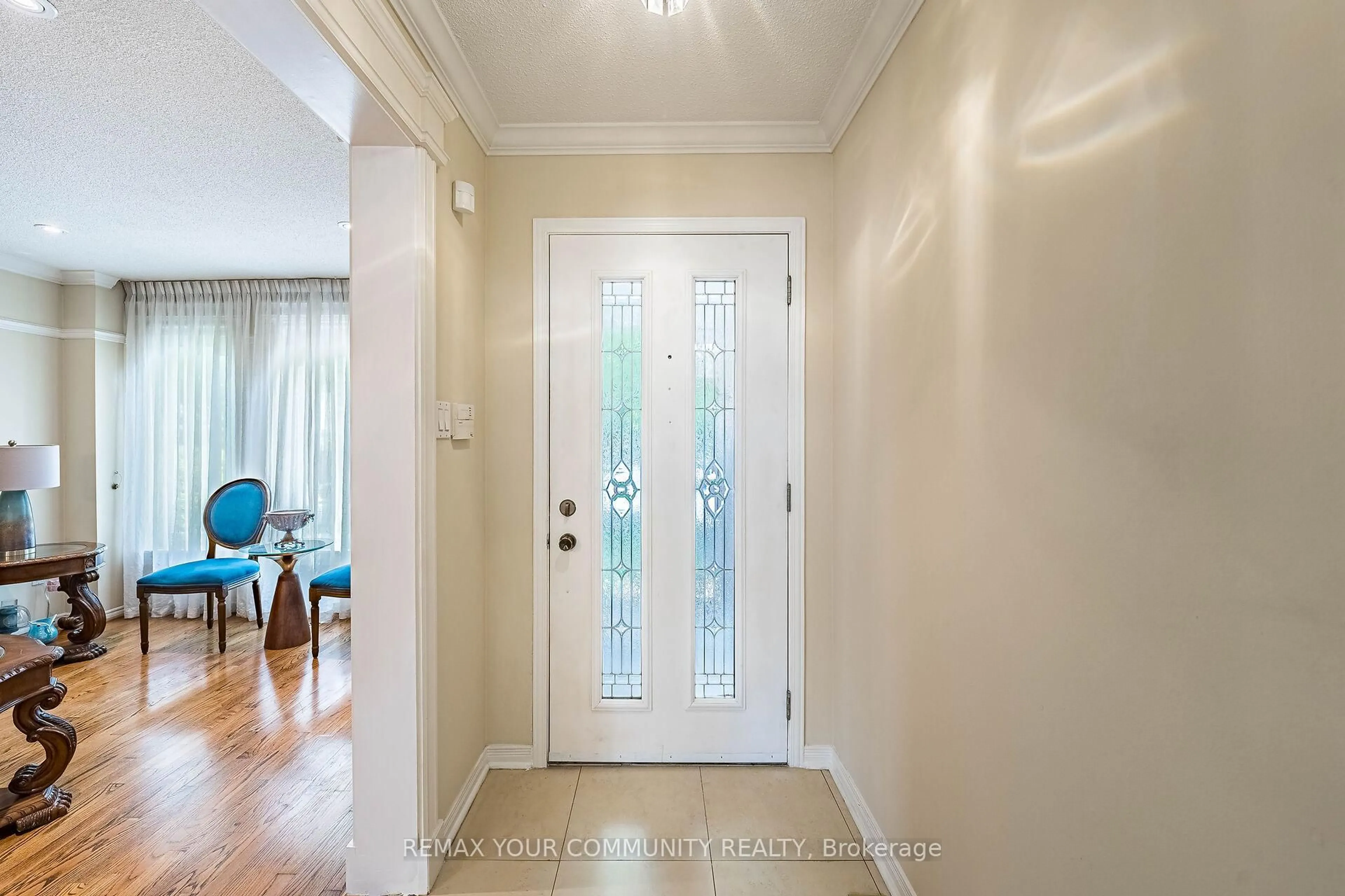 Indoor entryway for 16 Valleyview Rd, Markham Ontario L3T 6X5