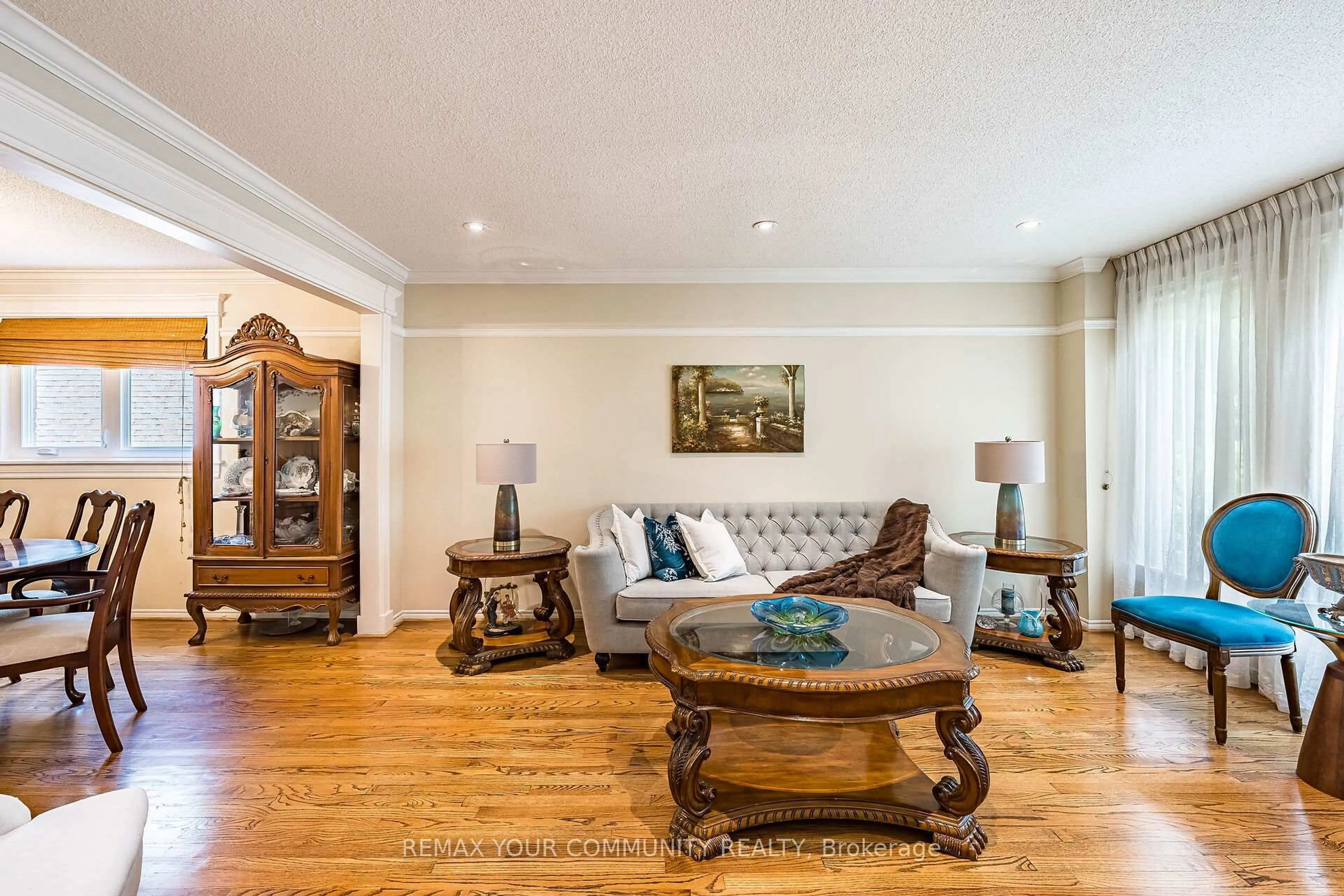 Living room with furniture, wood/laminate floor for 16 Valleyview Rd, Markham Ontario L3T 6X5
