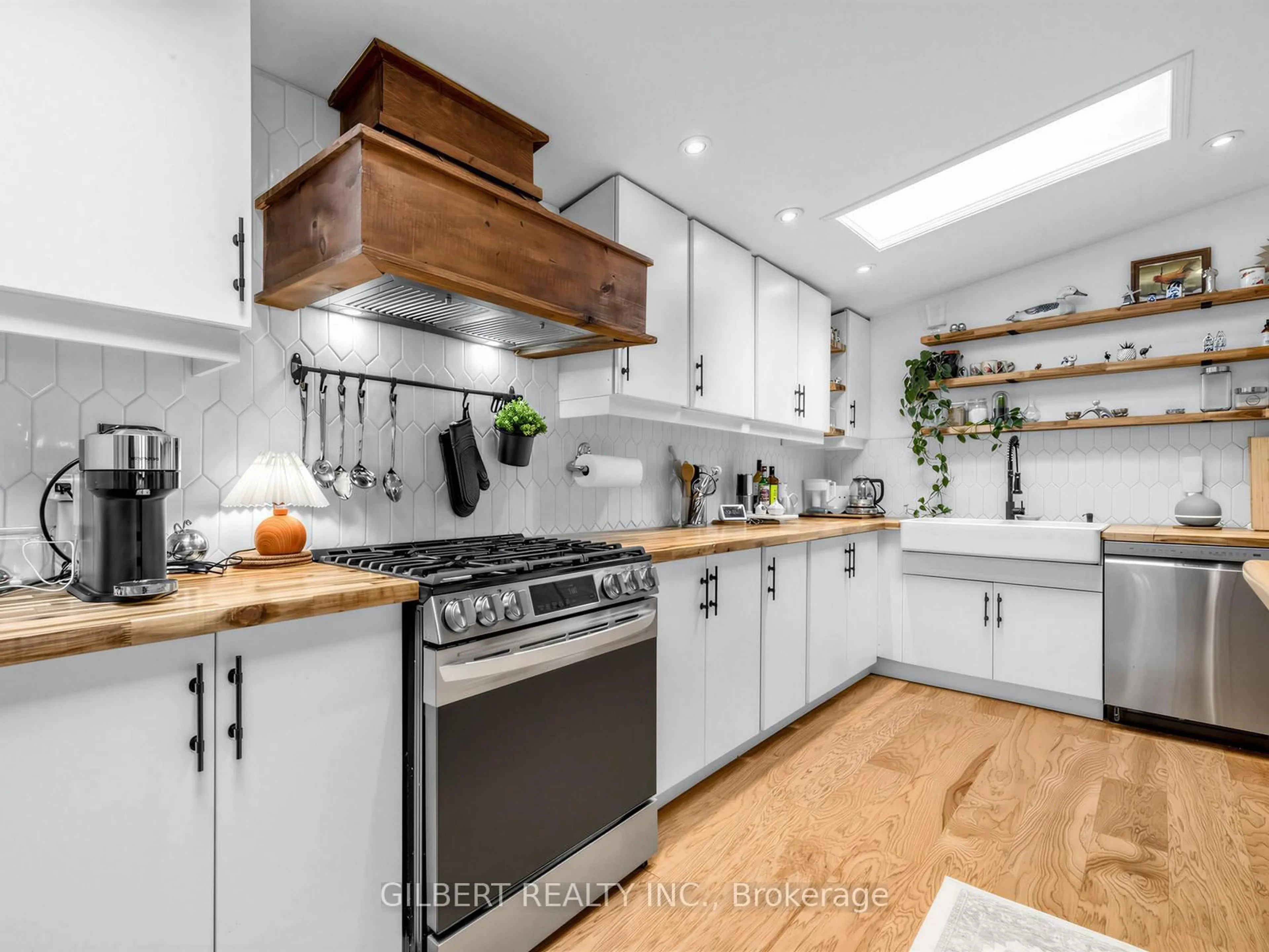 Open concept kitchen, unknown for 313 winnifred Dr, Georgina Ontario L4P 3B4