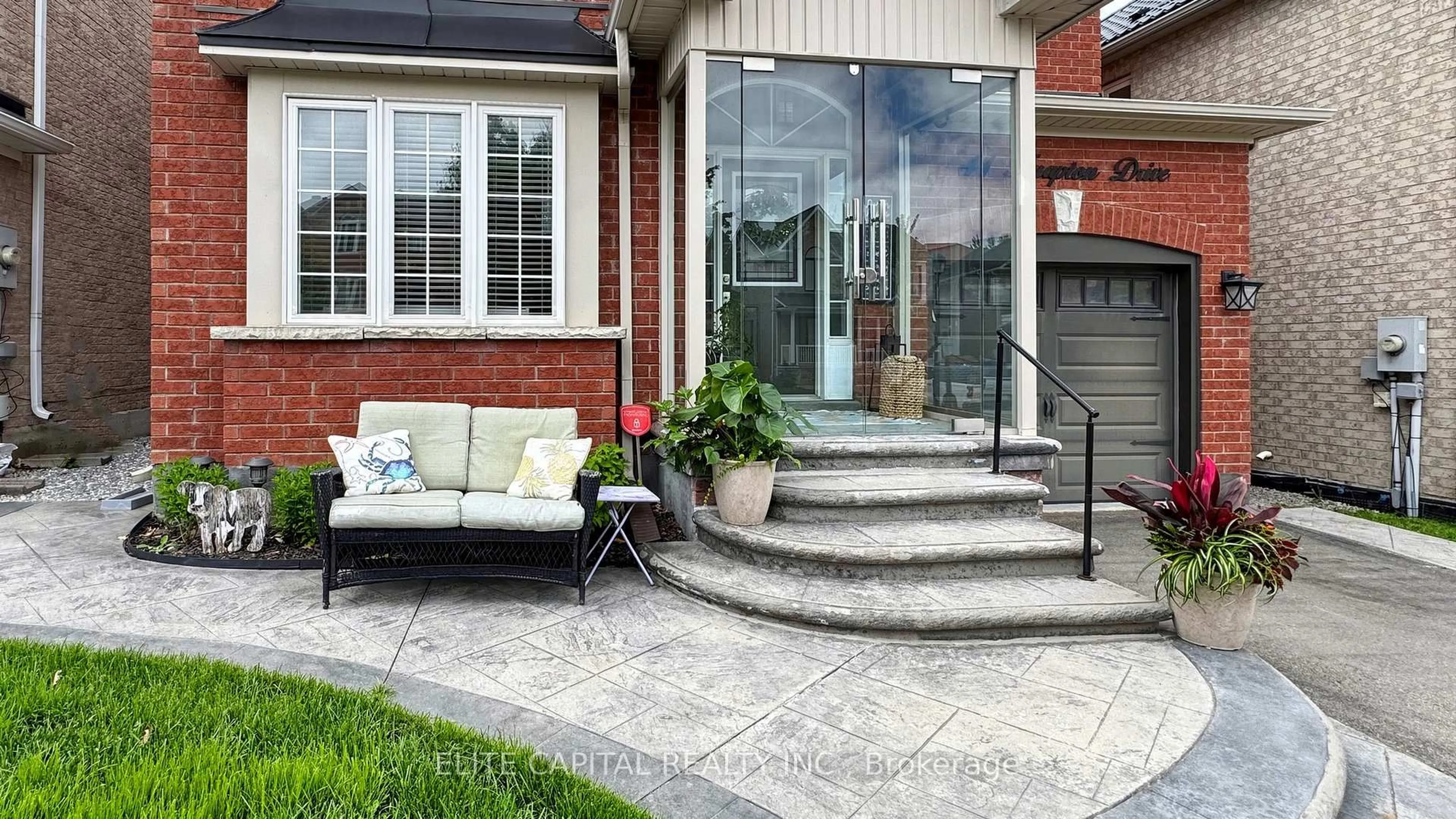 Patio, street for 41 Knapton Dr, Newmarket Ontario L3X 3A9