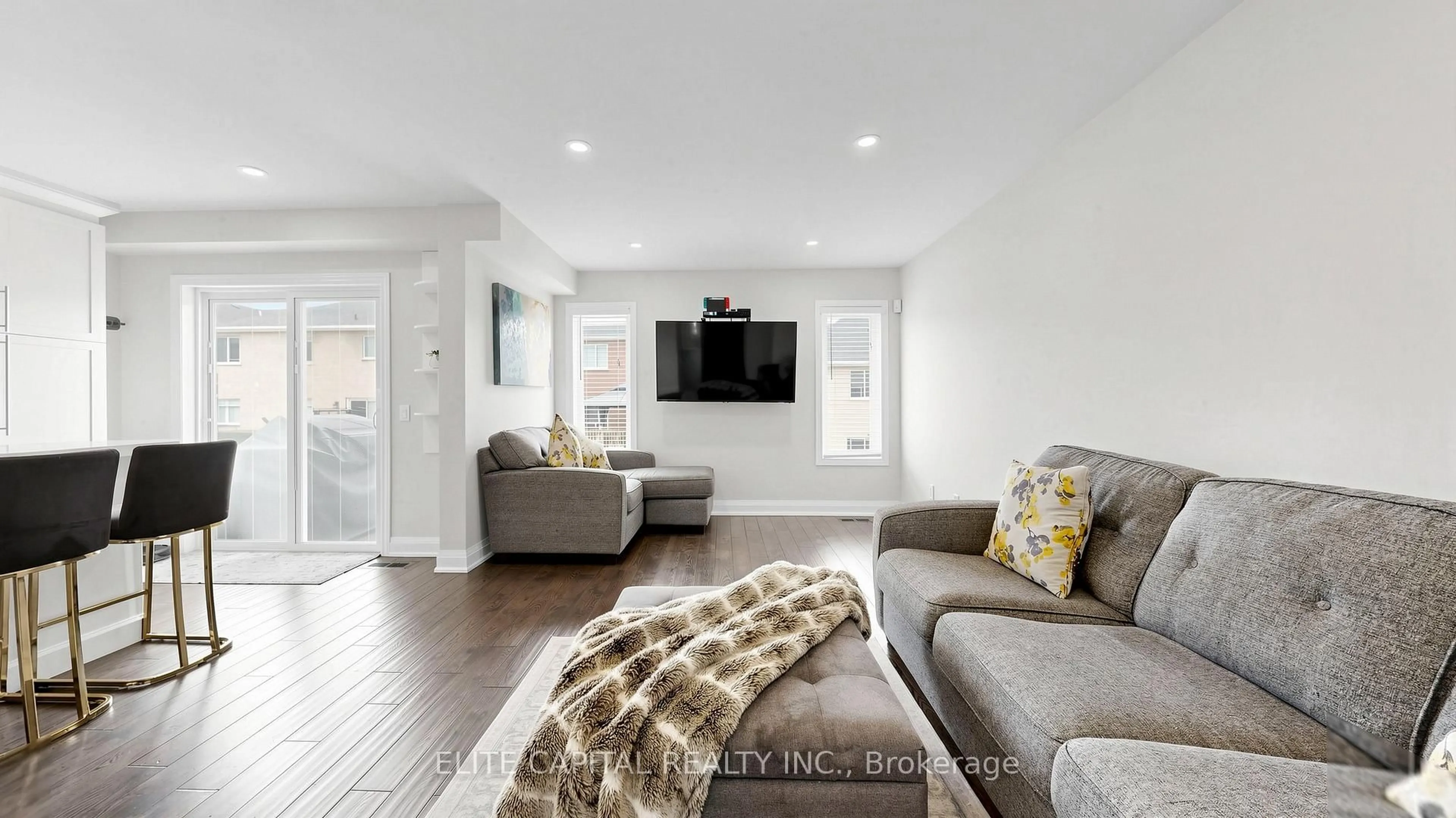 Living room with furniture, unknown for 41 Knapton Dr, Newmarket Ontario L3X 3A9