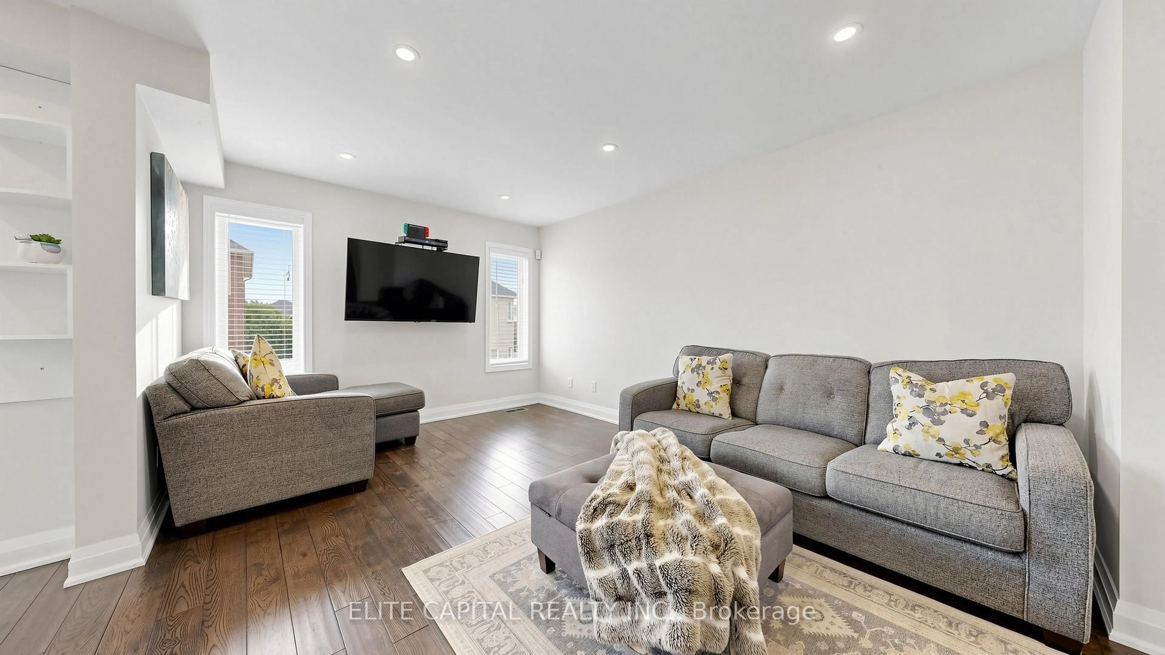 Living room with furniture, wood/laminate floor for 41 Knapton Dr, Newmarket Ontario L3X 3A9
