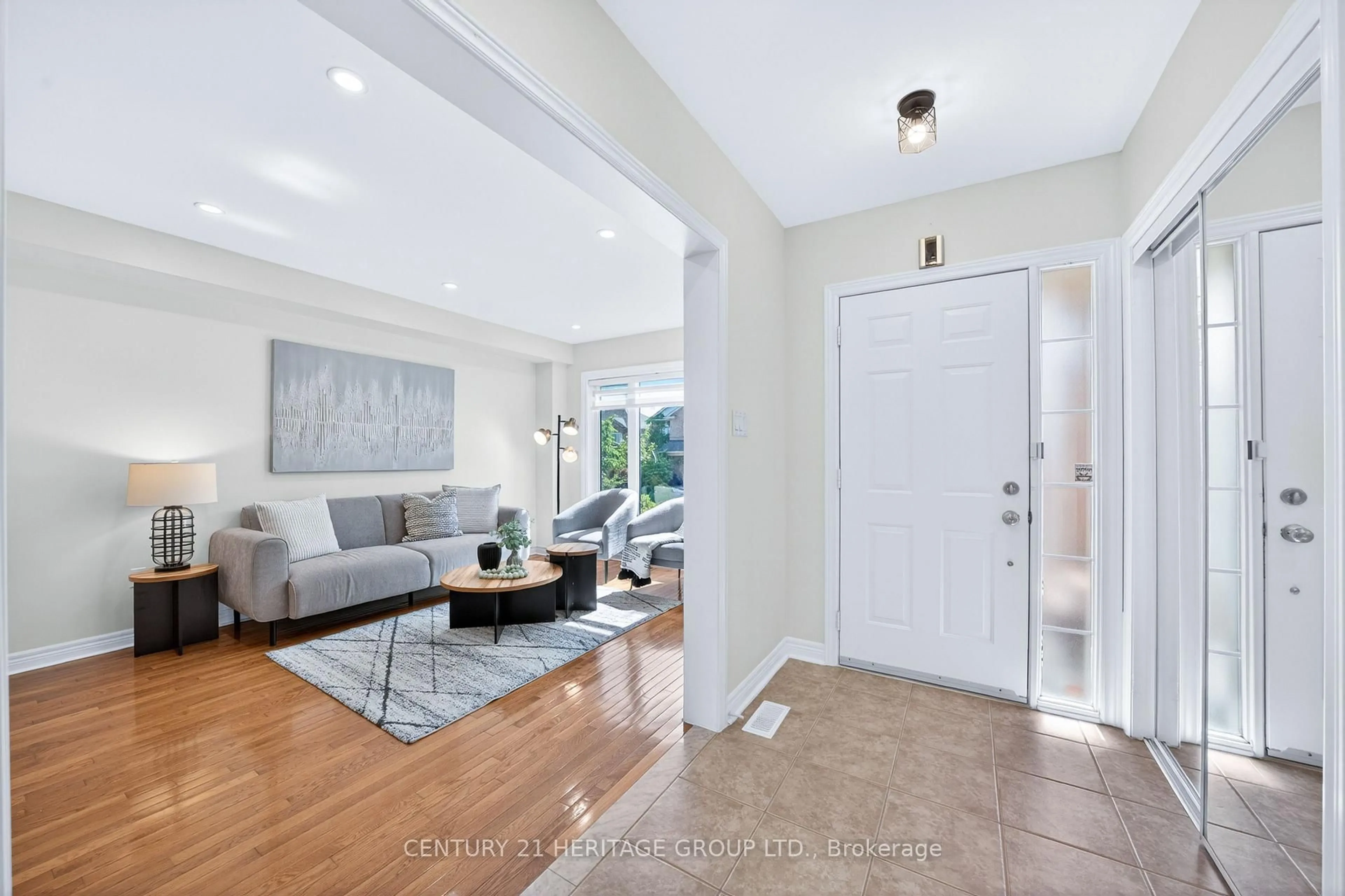 Indoor entryway for 373 Wood Duck Lane, Newmarket Ontario L3X 2X8