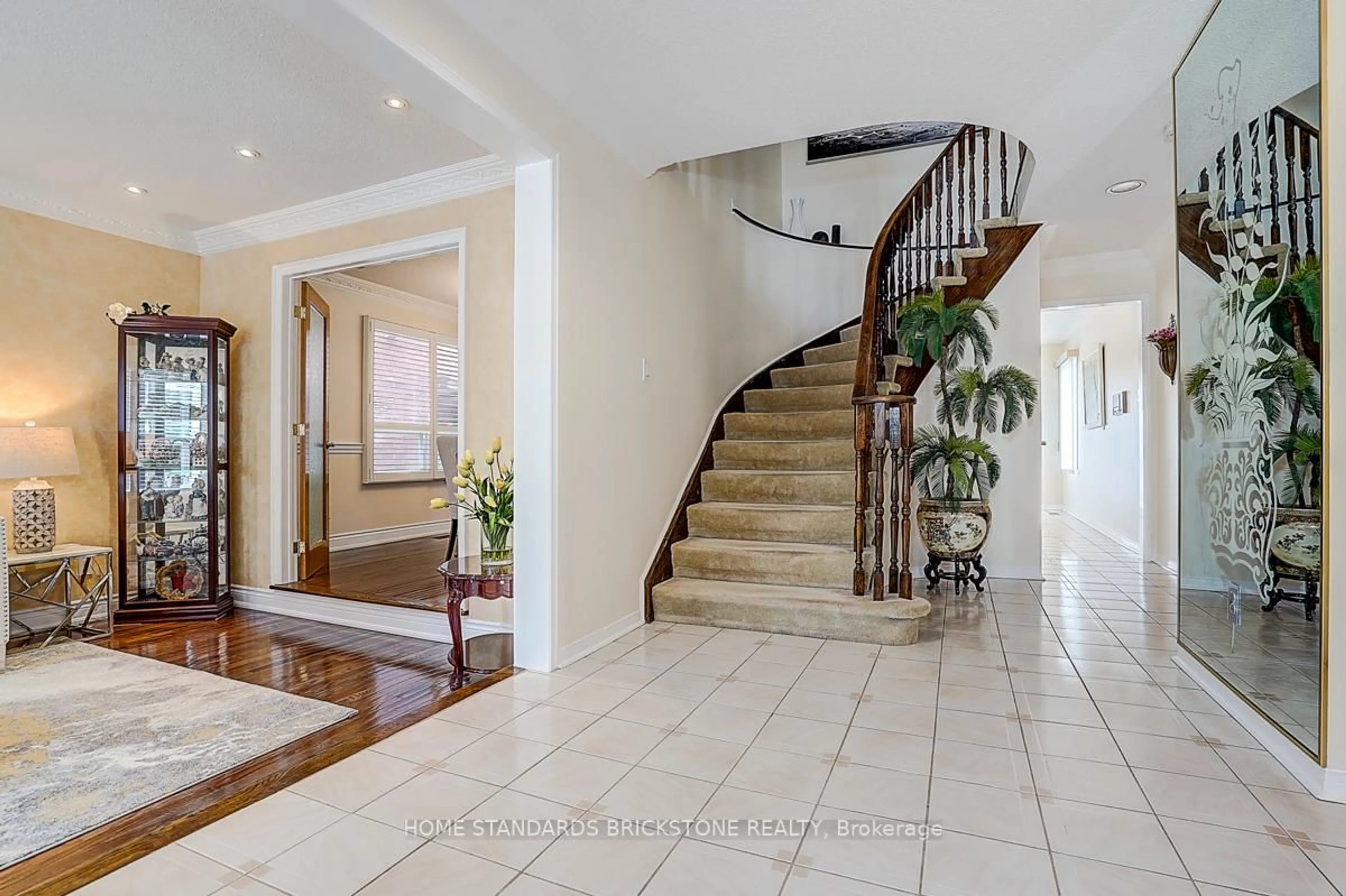 Indoor foyer for 52 Janesville Rd, Vaughan Ontario L4J 6Z8