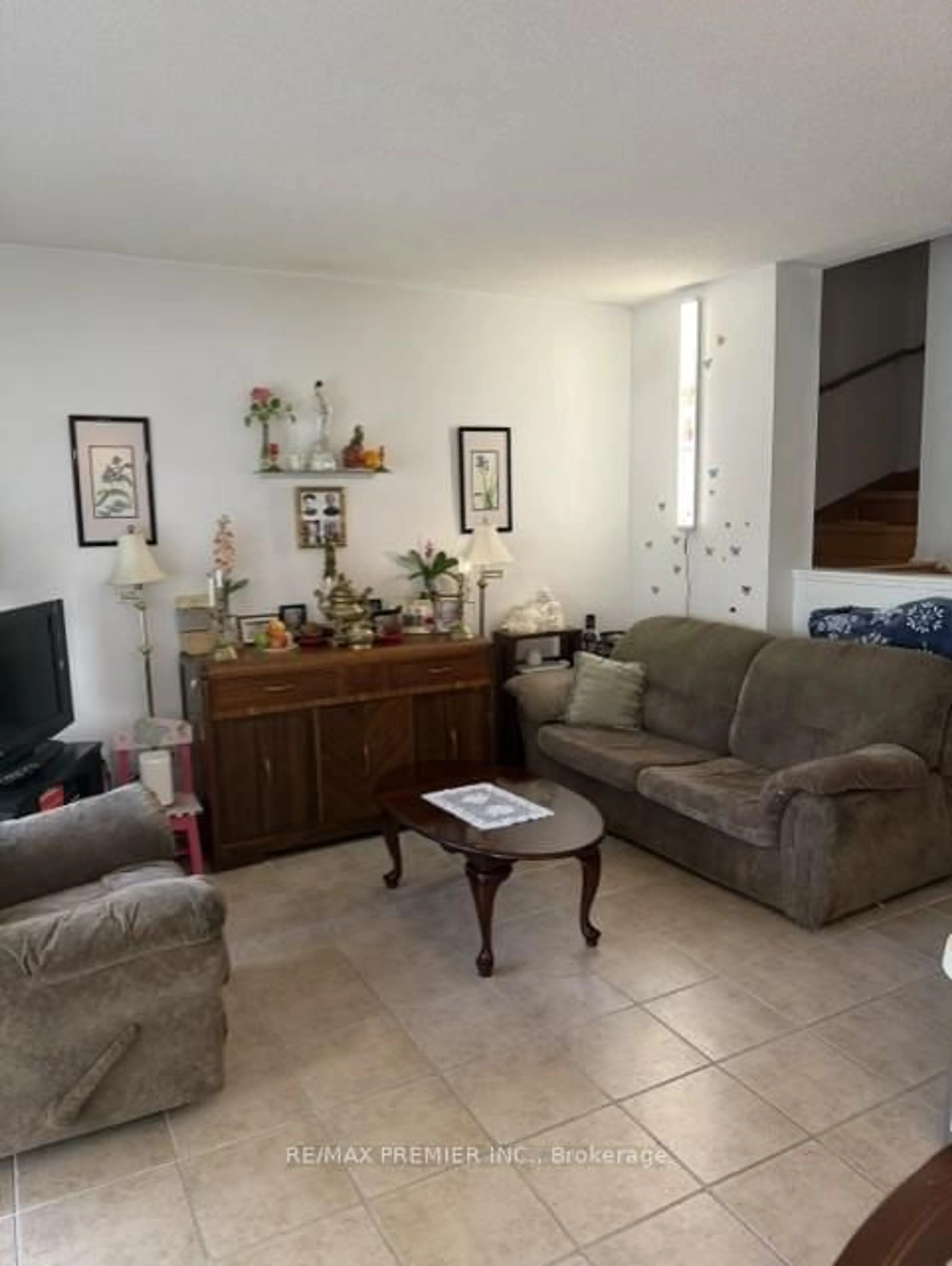 Living room with furniture, floor is not visible for 735 New Westminster Dr #74, Vaughan Ontario L4J 7Y9