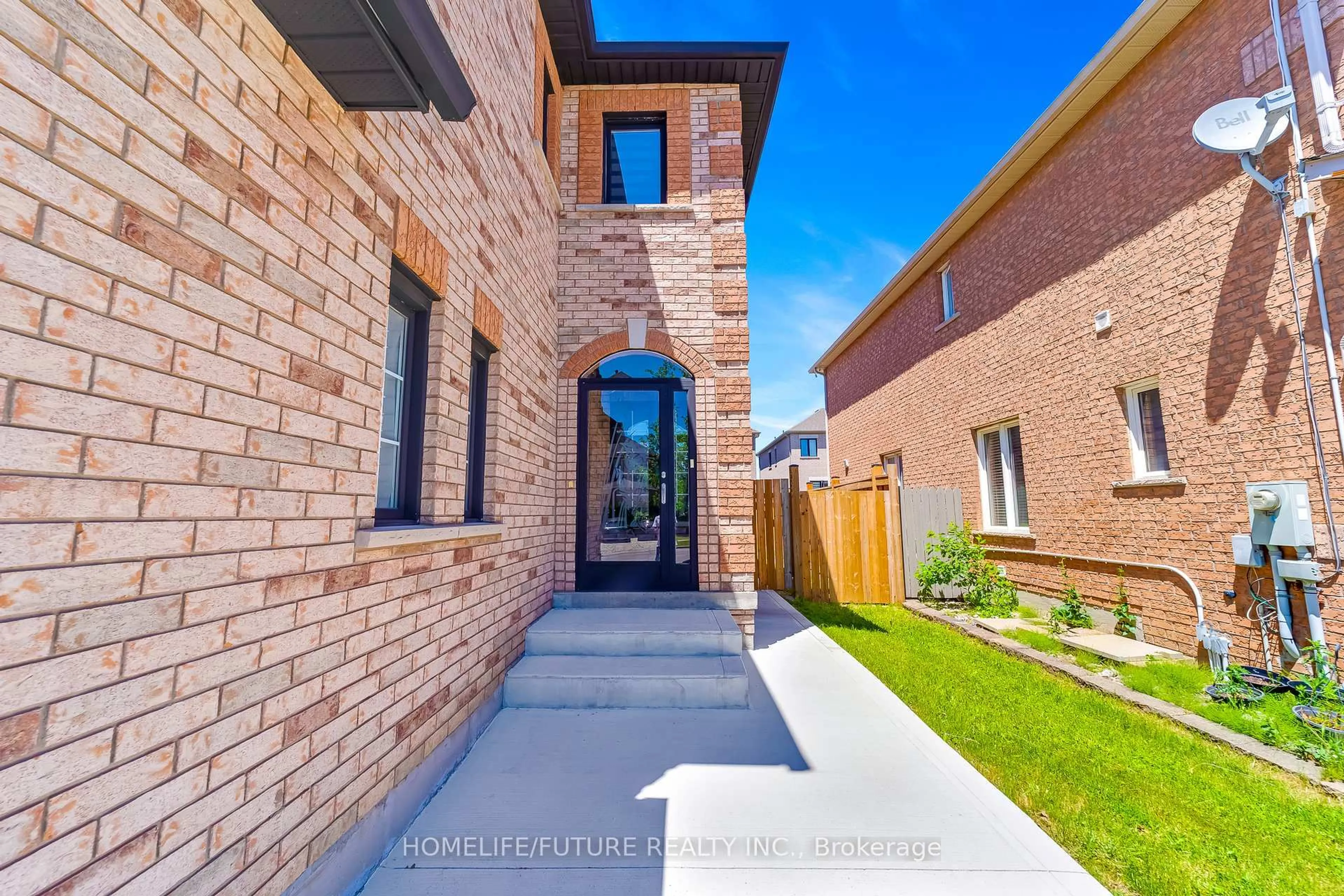 Home with brick exterior material, street for 556 Highglen Ave, Markham Ontario L3S 4N3