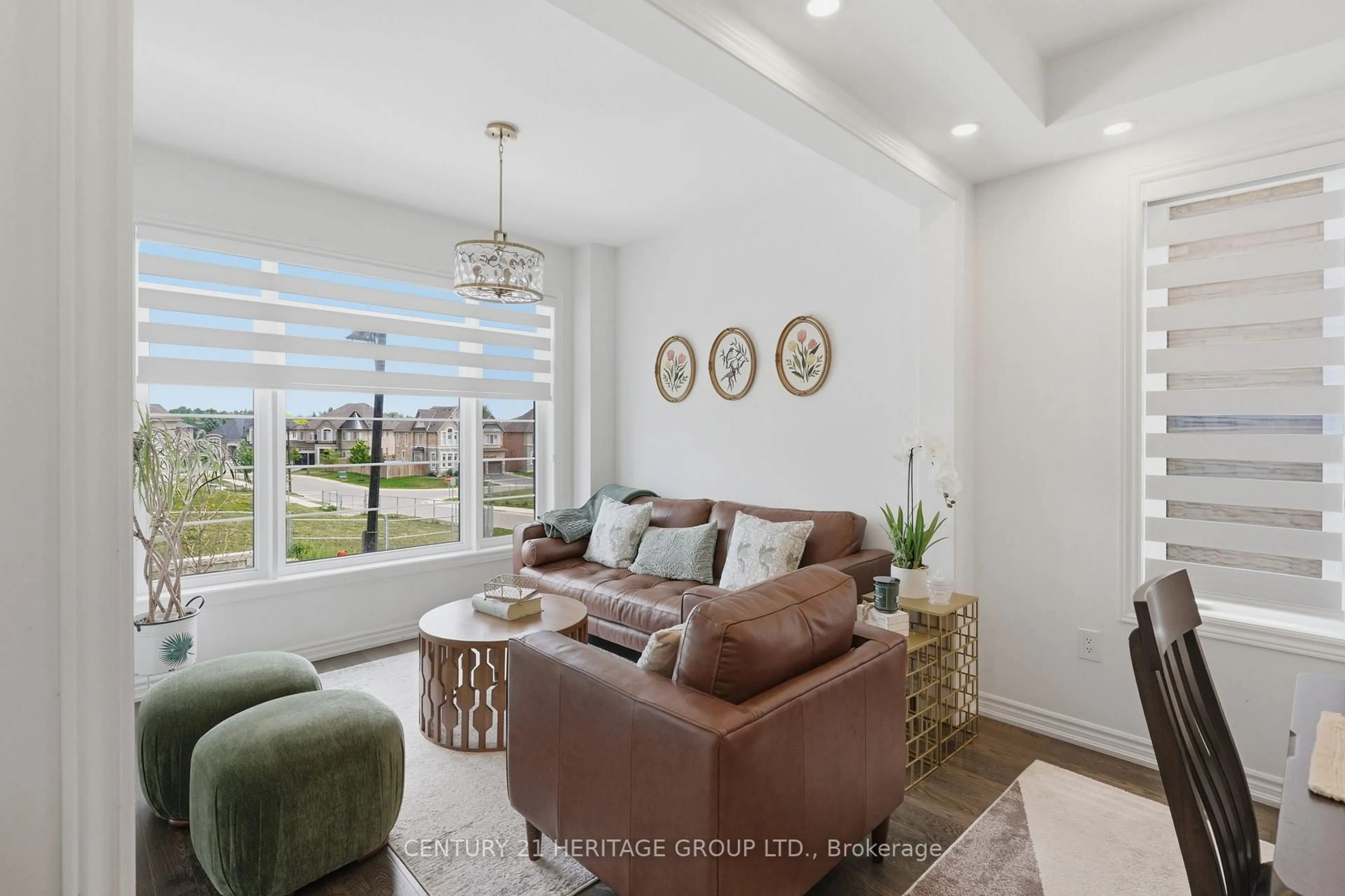 Living room with furniture, unknown for 63 Bethpage Cres, Newmarket Ontario L3X 0M4
