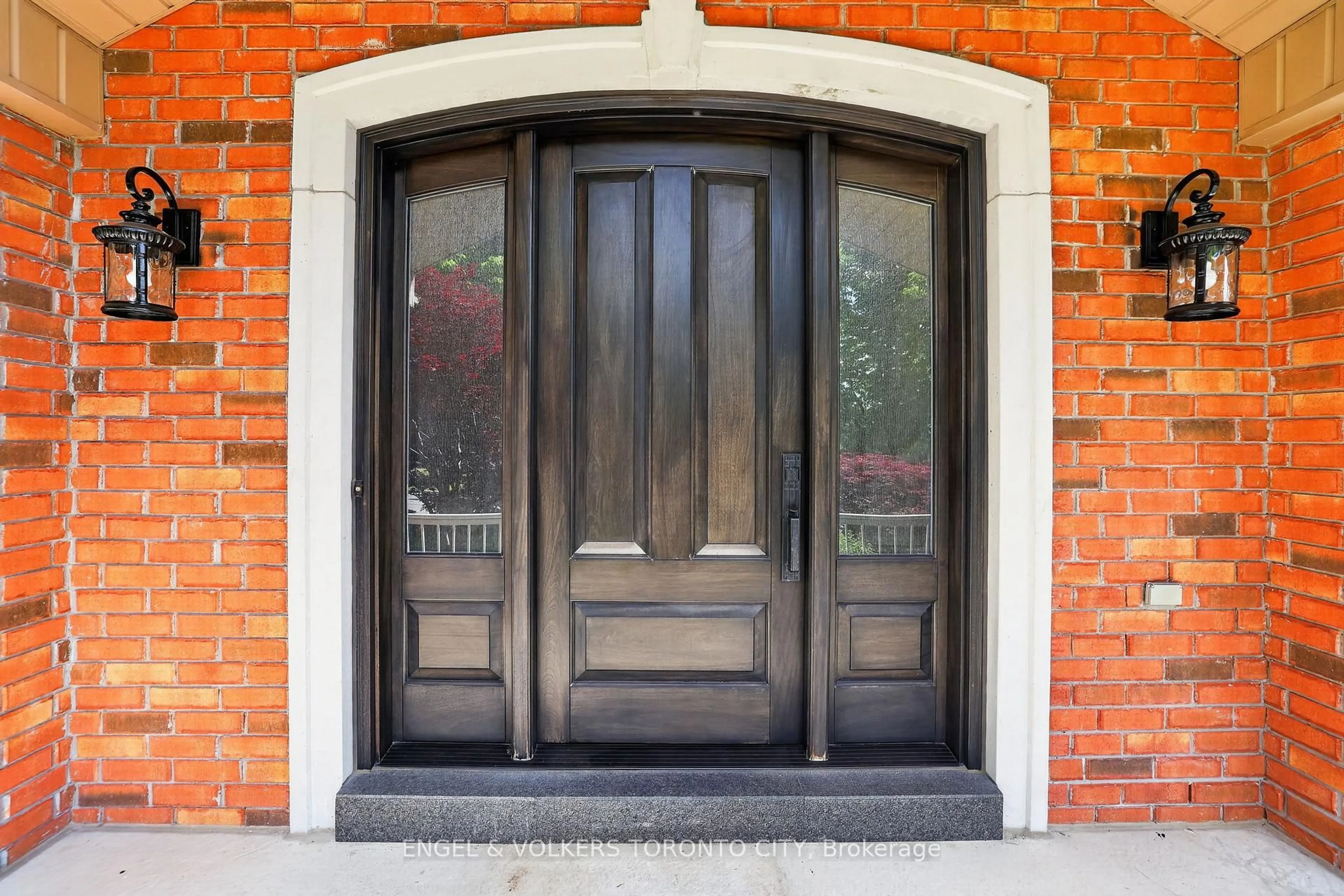 Indoor entryway for 8 Duncton Wood Cres, Aurora Ontario L4G 7T4