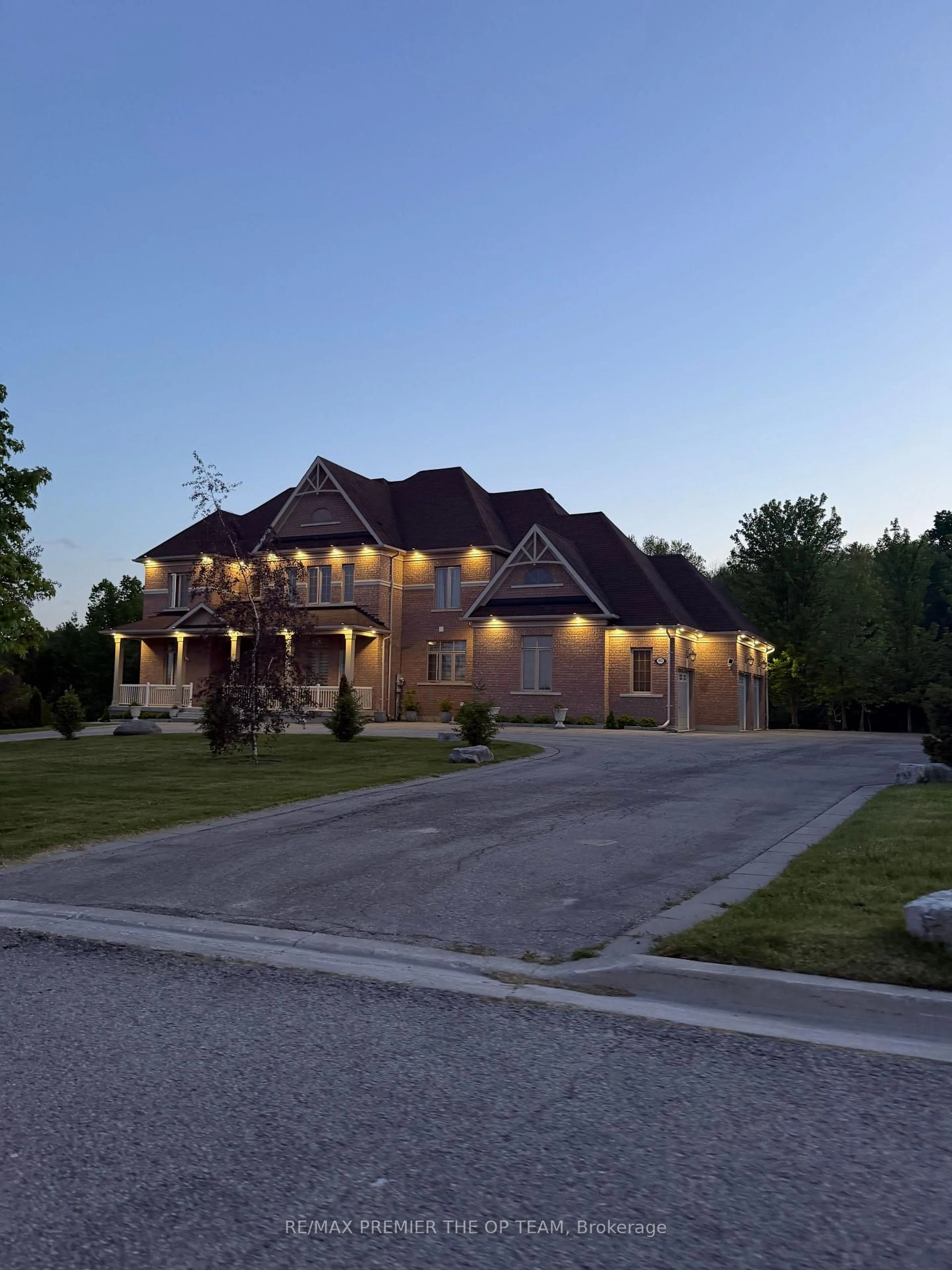 Home with brick exterior material, street for 102 Pine Hill Rd, Bradford West Gwillimbury Ontario L3Z 0H1