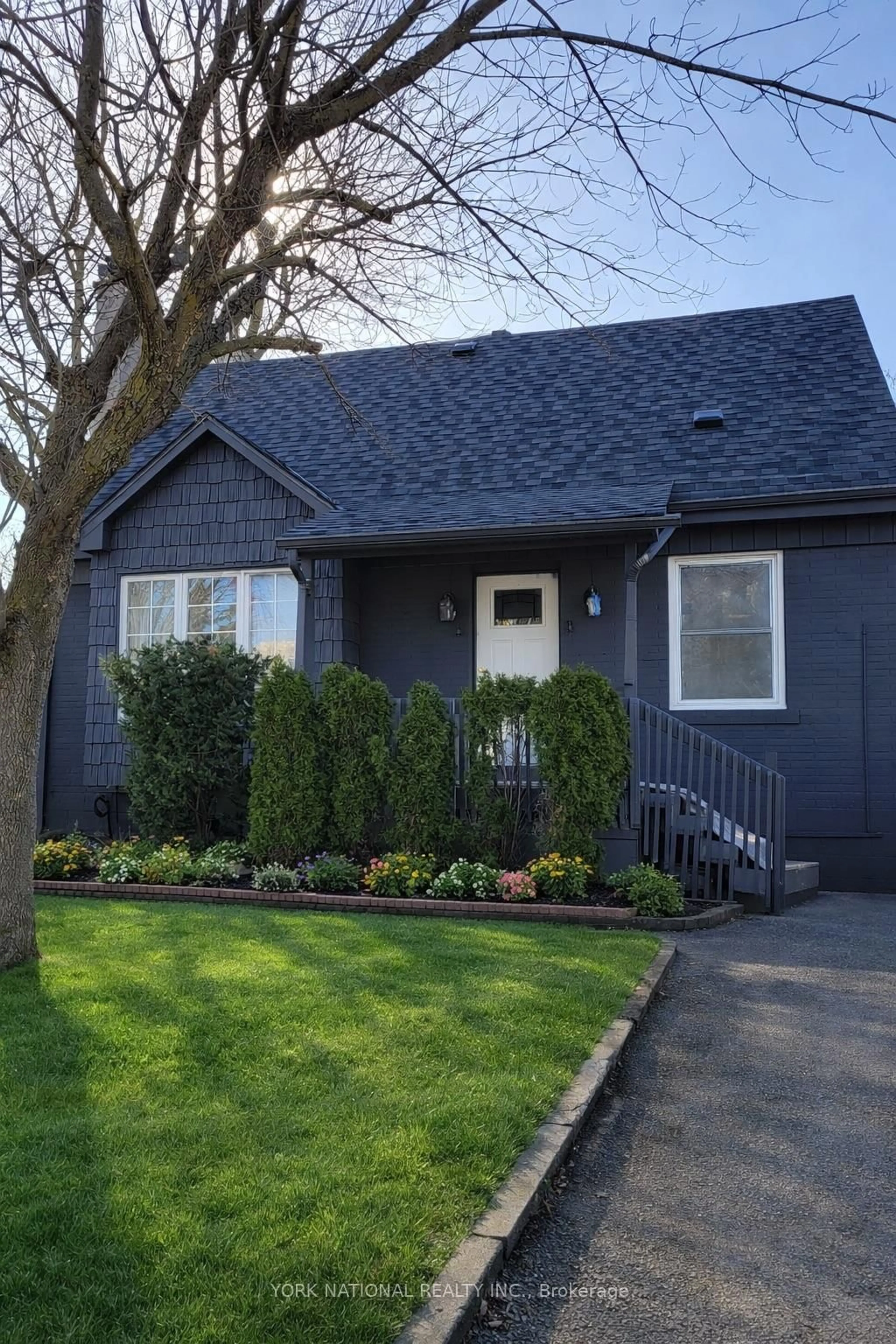 Home with vinyl exterior material, street for 120 Pugsley Ave, Richmond Hill Ontario L4C 1Z9