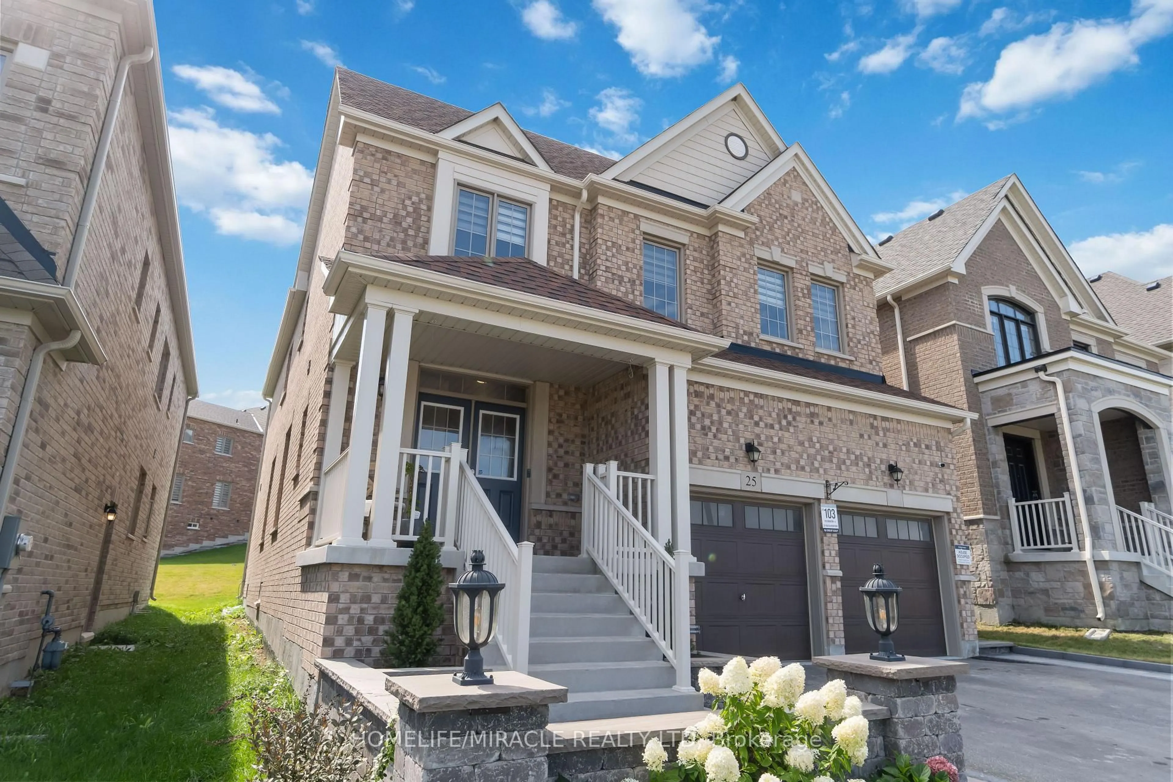 Home with brick exterior material, street for 25 Pear Blossom Way, East Gwillimbury Ontario L9N 0T3