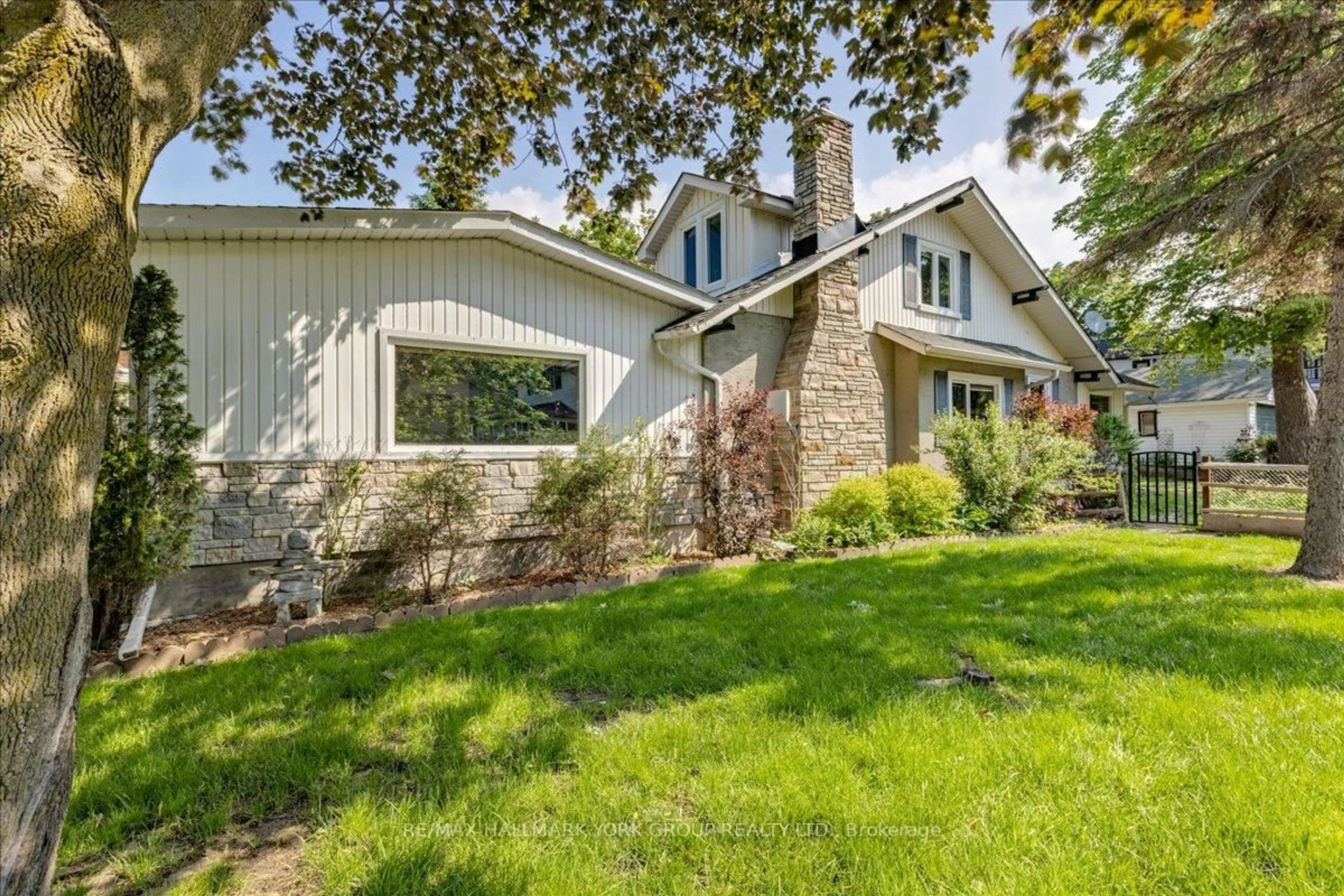 Home with brick exterior material, street for 181 Lake Dr, Georgina Ontario L4P 3C8