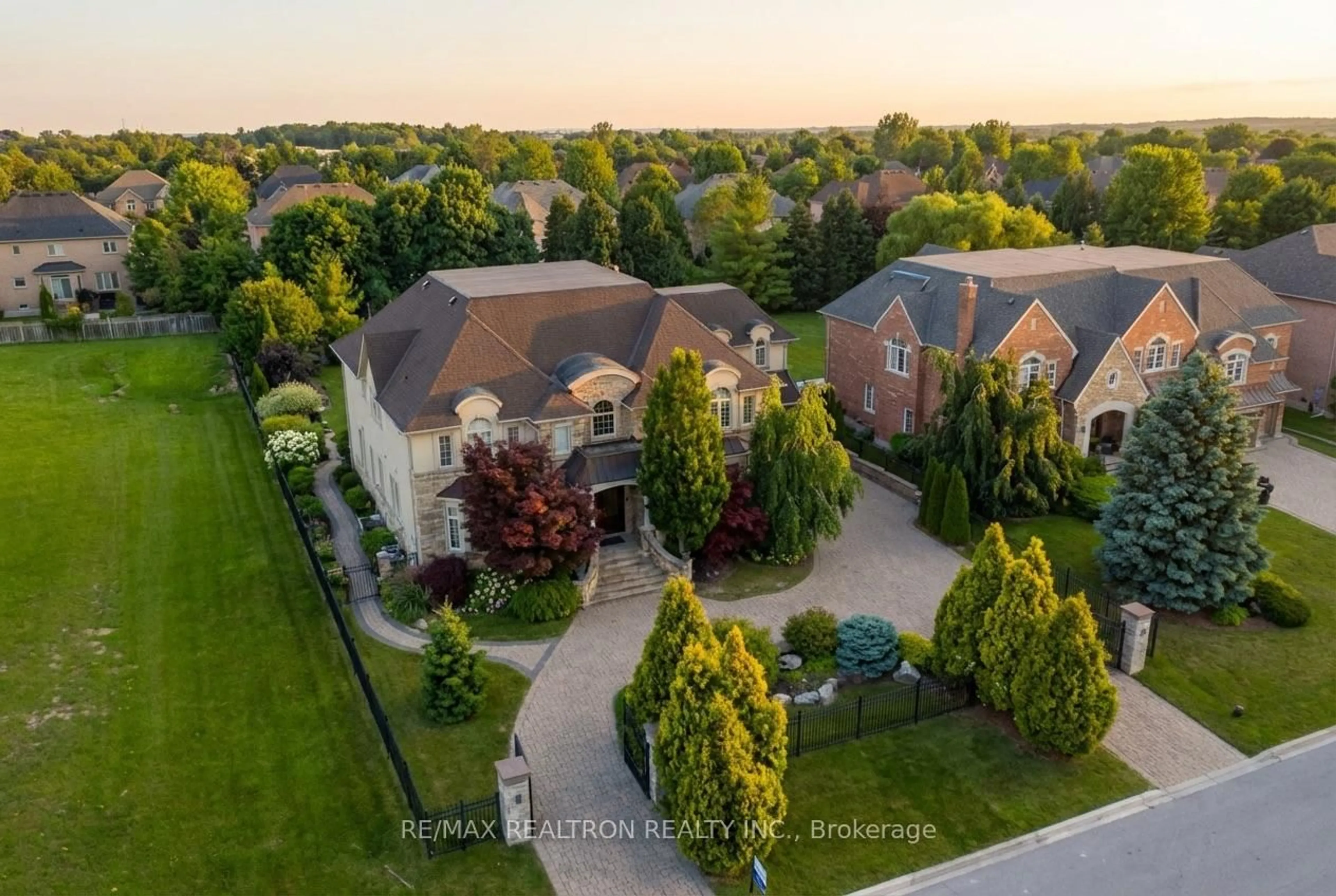 A pic from outside/outdoor area/front of a property/back of a property/a pic from drone, street for 80 Callaway Crt, Vaughan Ontario L4J 8K9