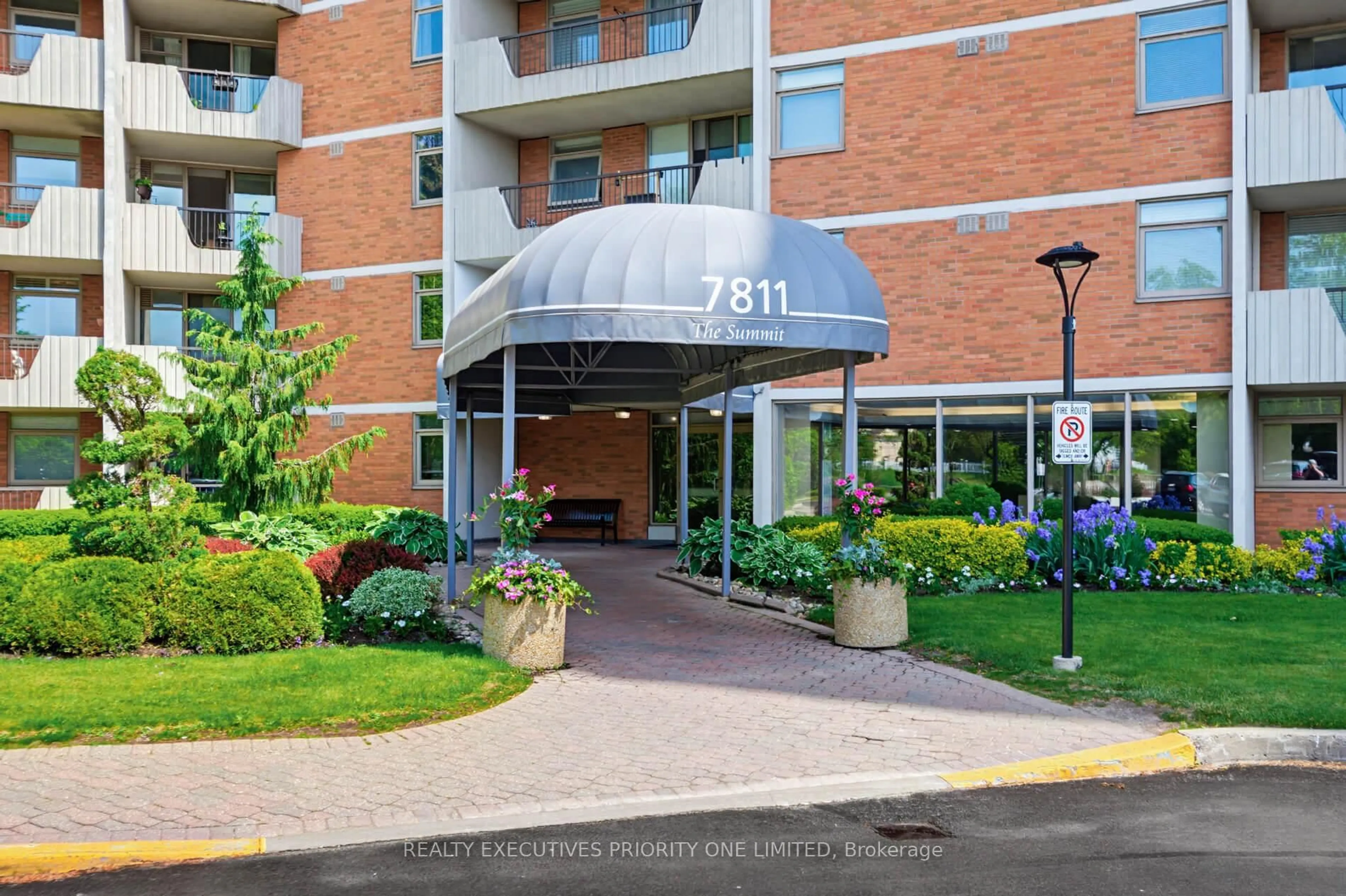 Indoor foyer for 7811 Yonge St #308, Markham Ontario L3T 4S3