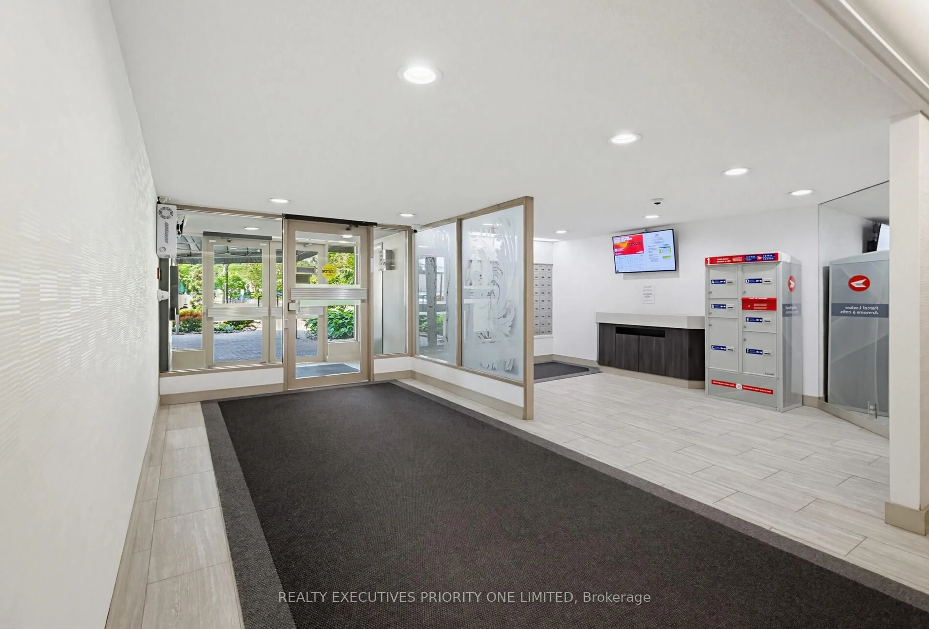 Indoor foyer for 7811 Yonge St #308, Markham Ontario L3T 4S3