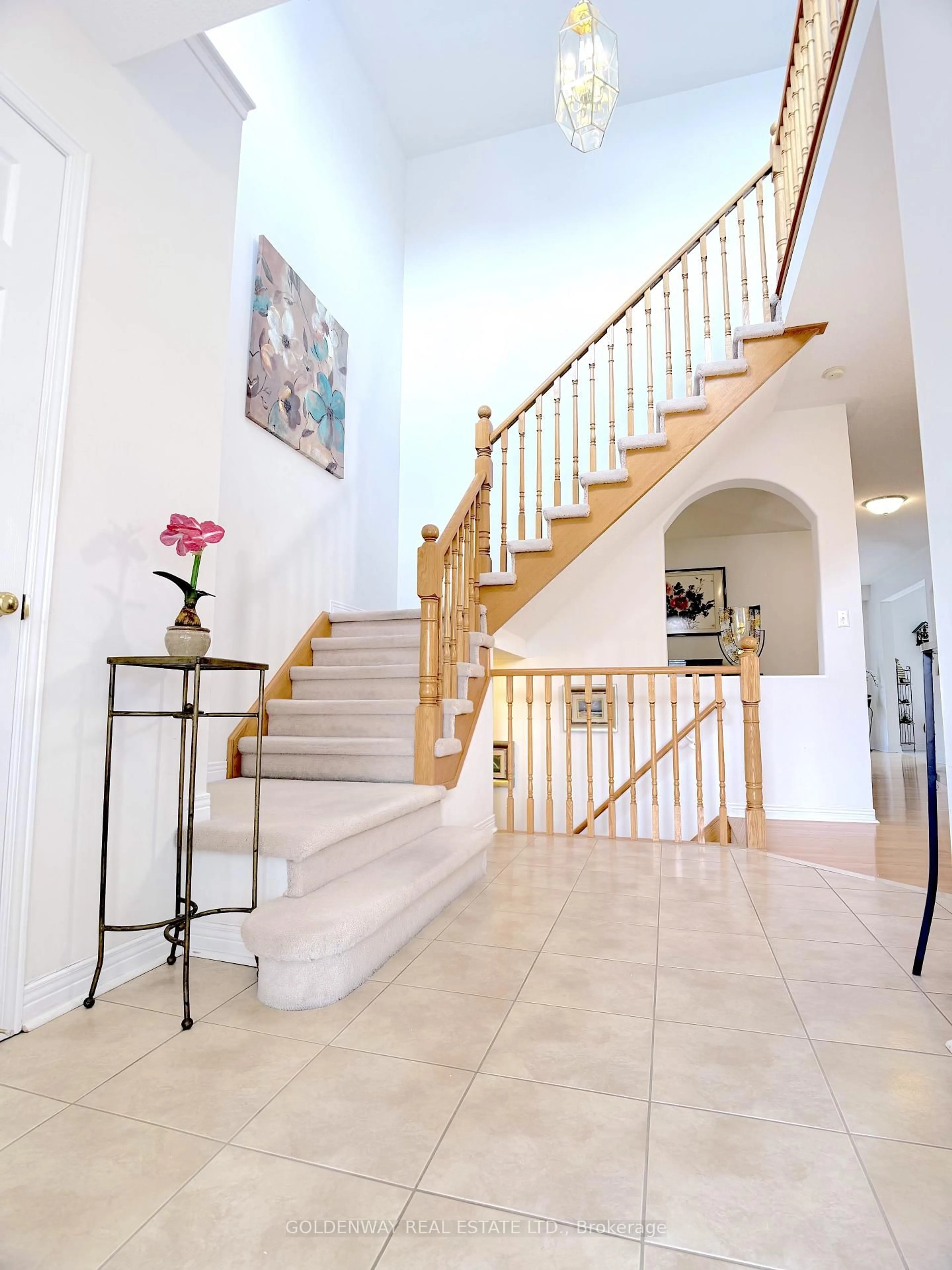 Indoor foyer for 152 Stonebridge Dr, Markham Ontario L6C 2J7