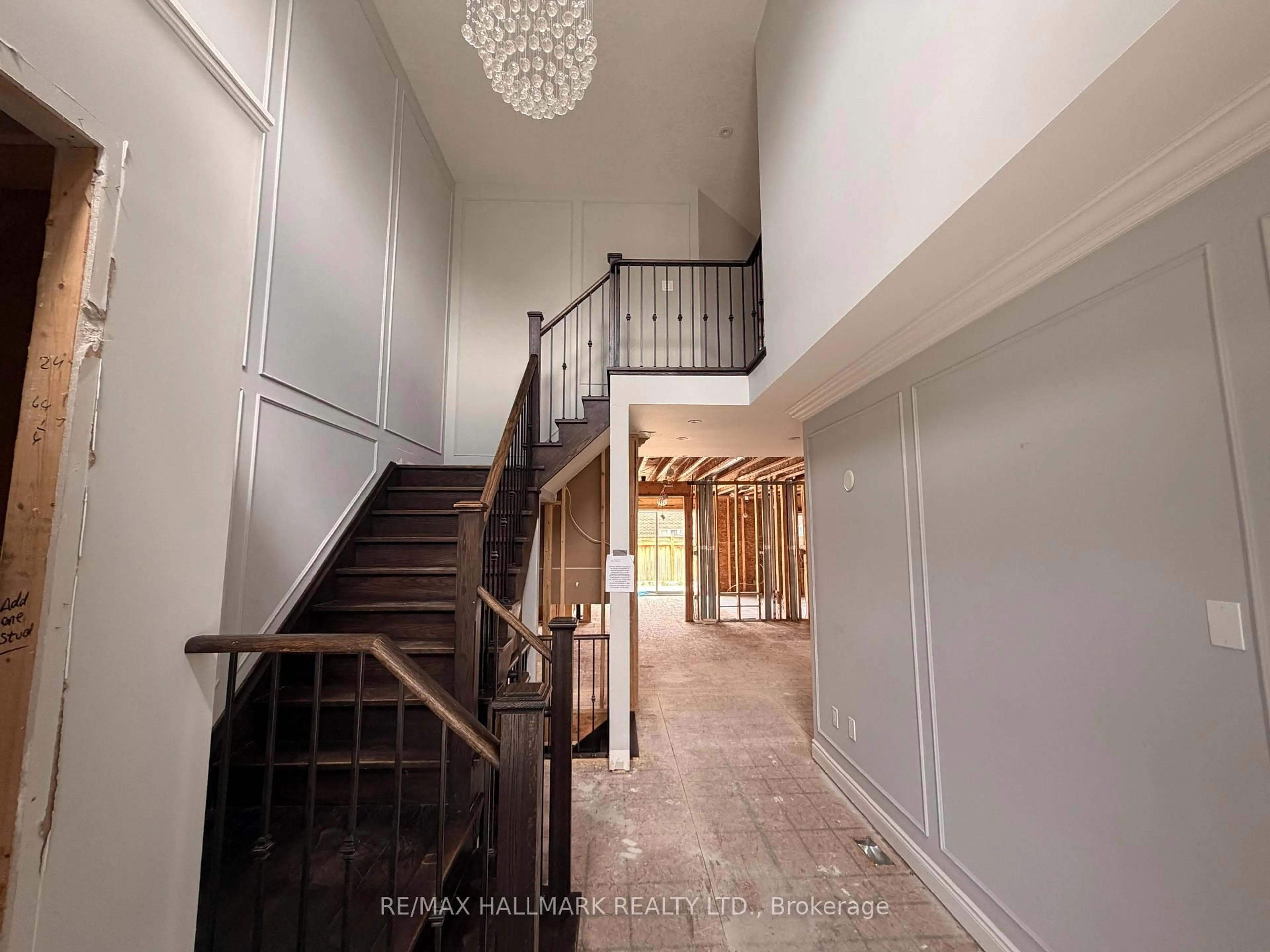 Indoor foyer for 86 Holt Dr, New Tecumseth Ontario L9R 0R2