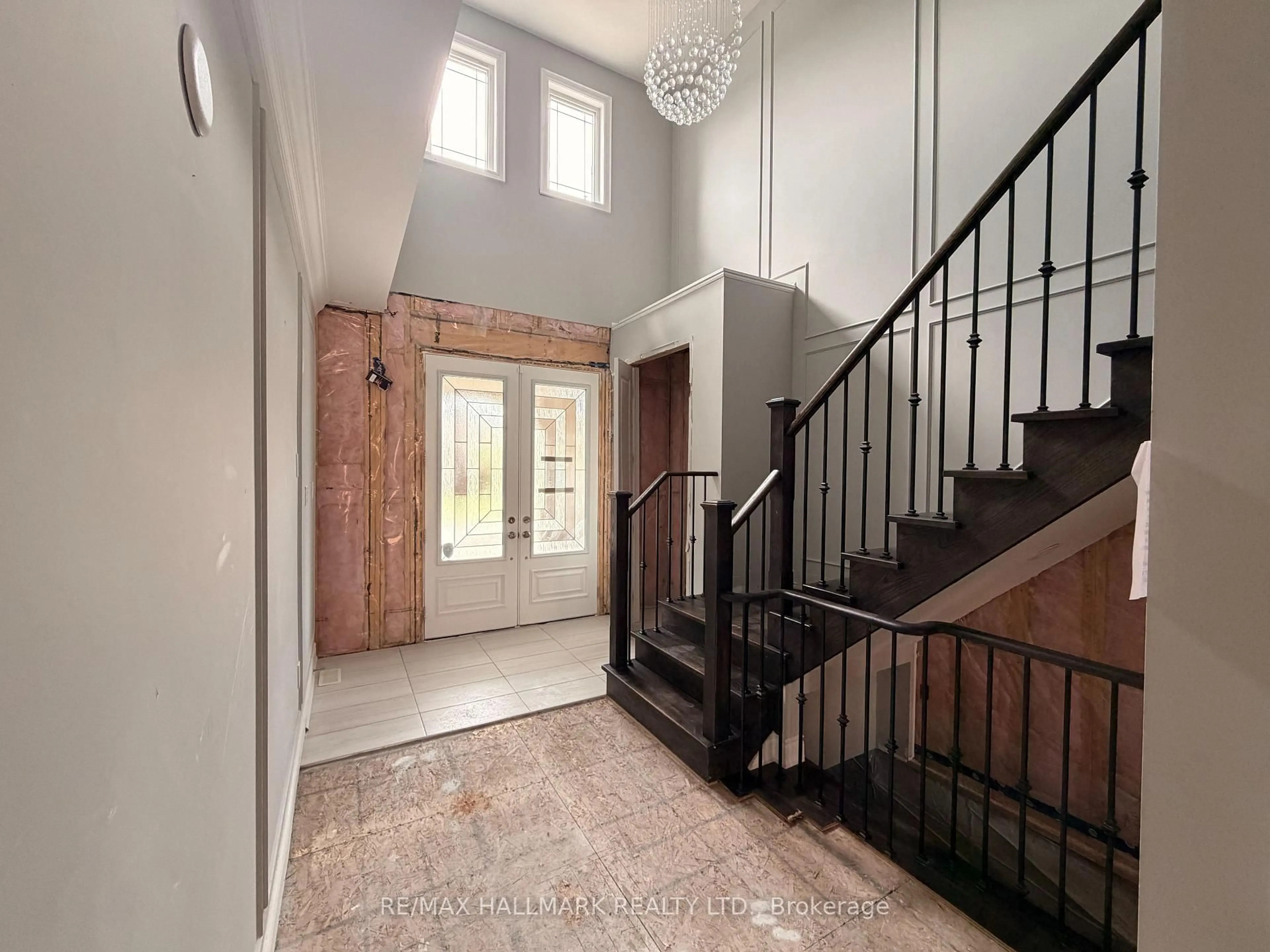 Indoor entryway for 86 Holt Dr, New Tecumseth Ontario L9R 0R2